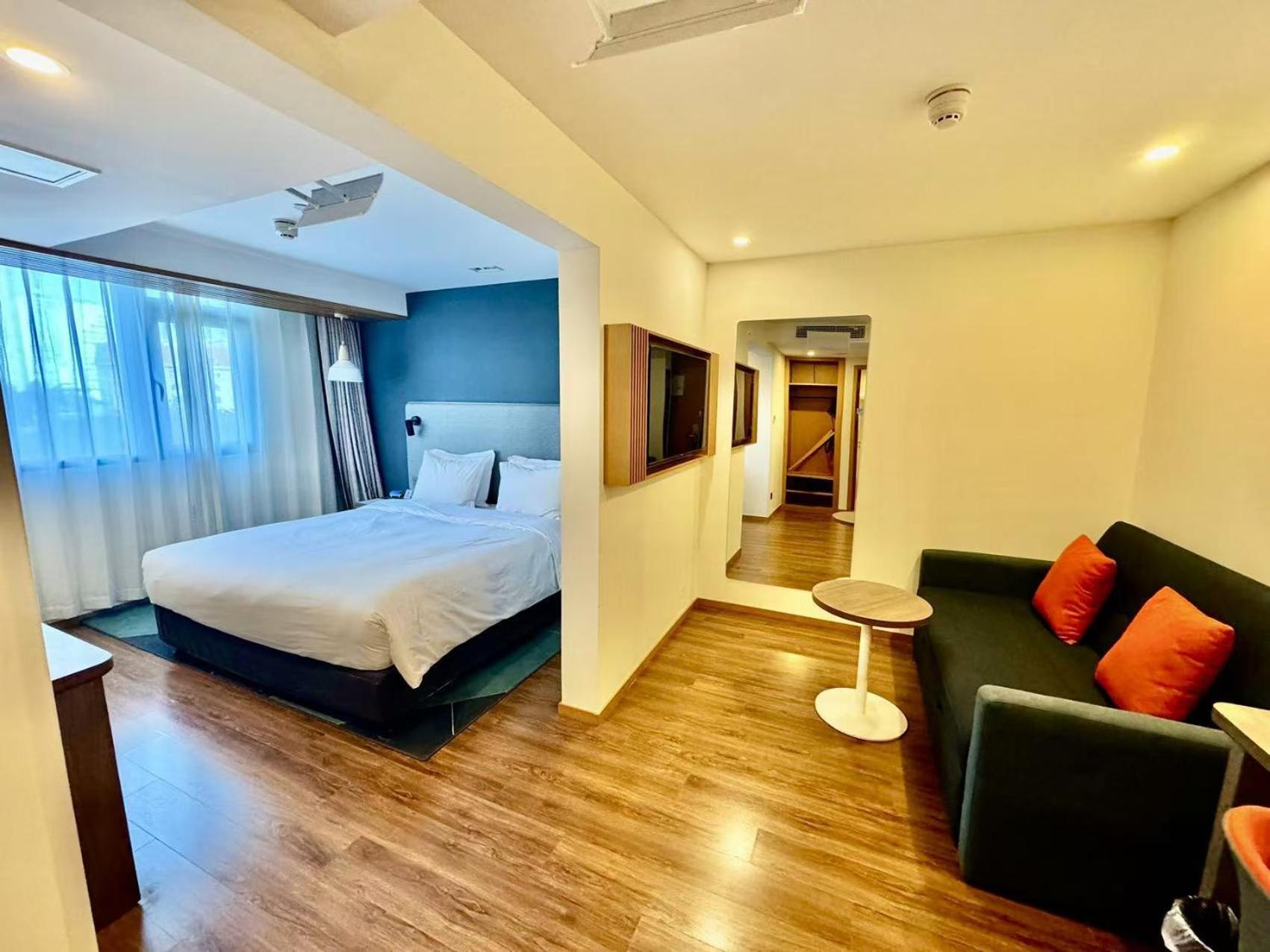 King Suite with One Single Bed - Photo 4