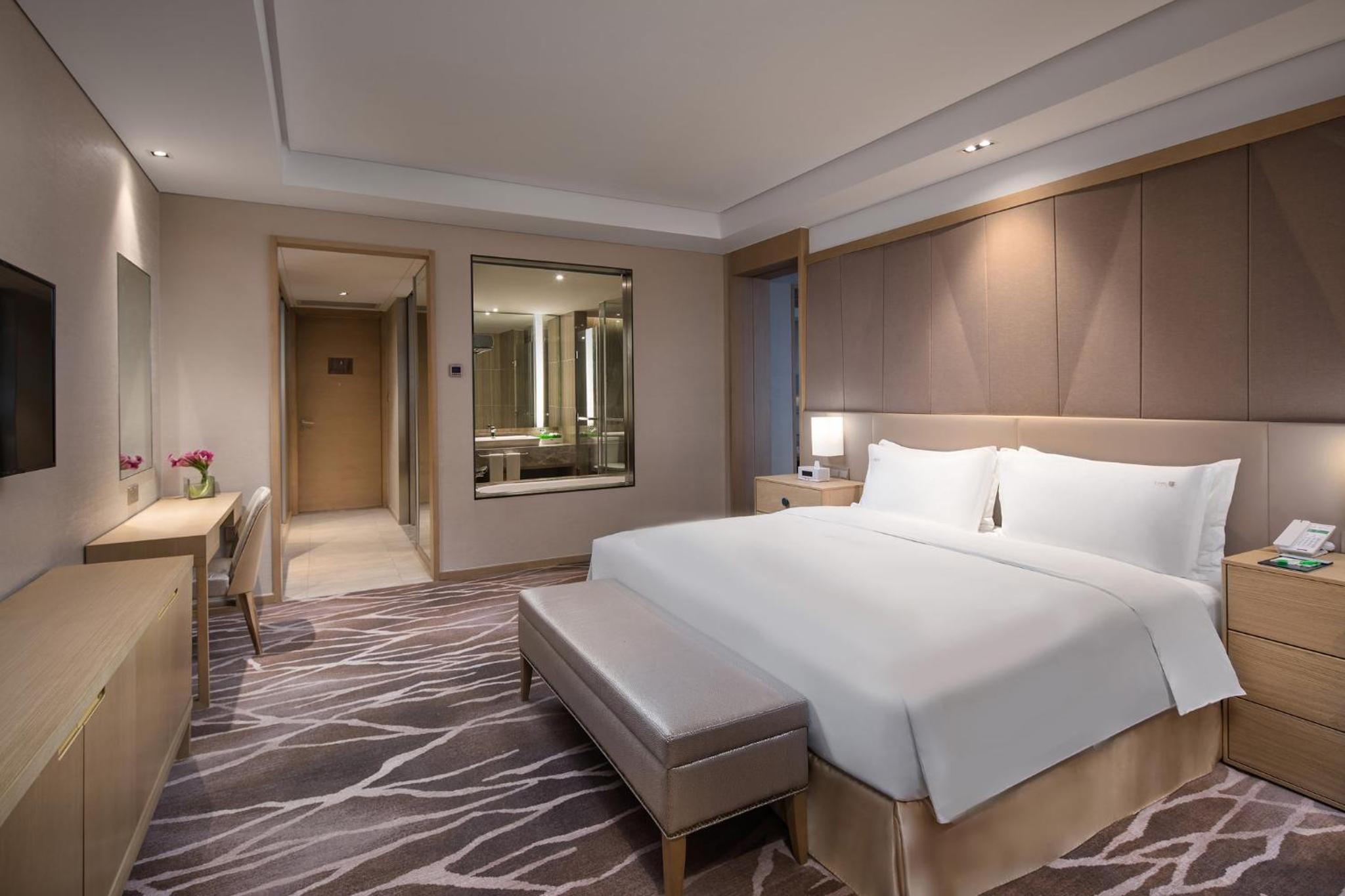 One-Bedroom Suite with Kitchen and Dining - High Floor