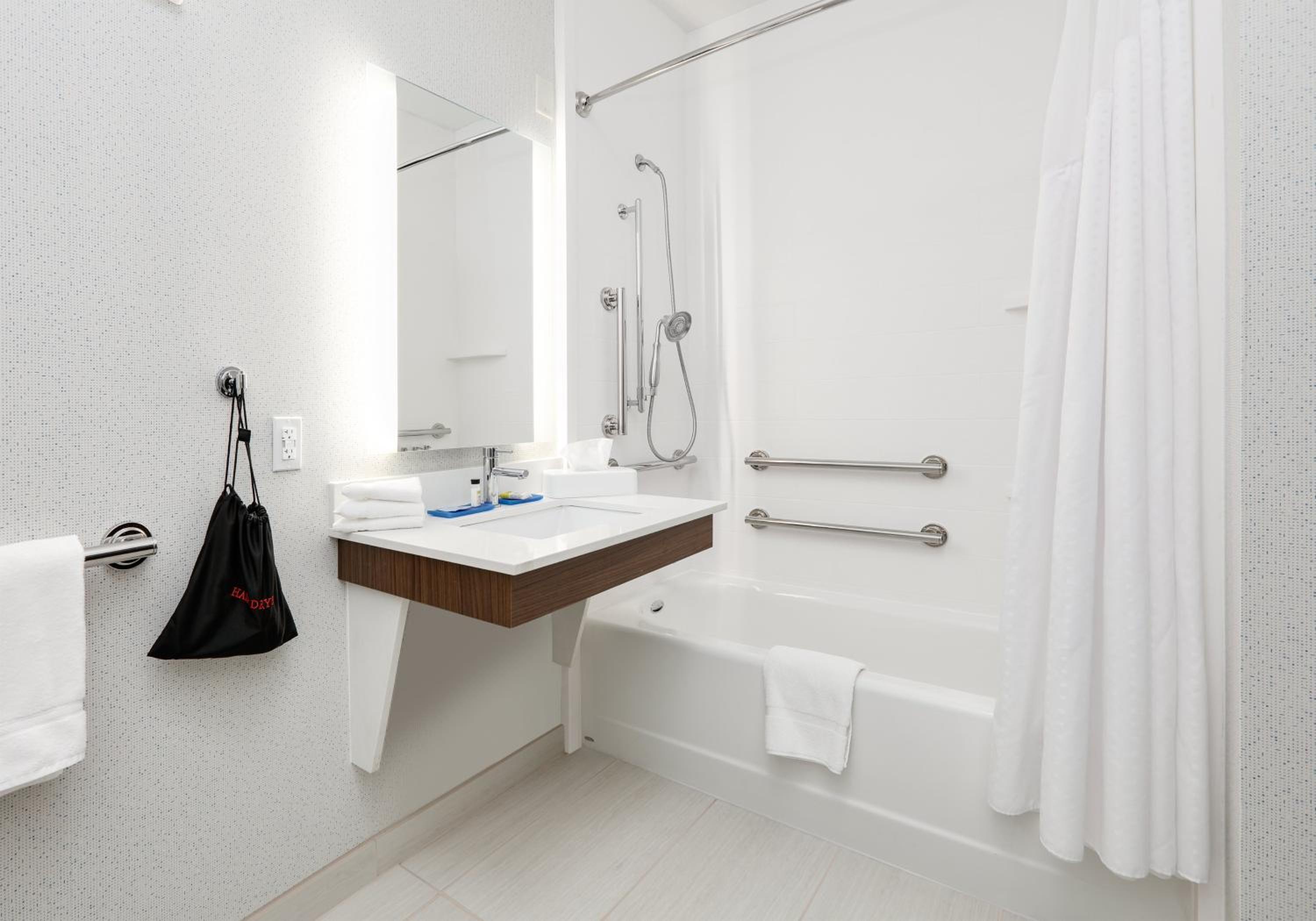 Standard Room with Two Queen Beds - Communications Accessible Tub - Photo 3
