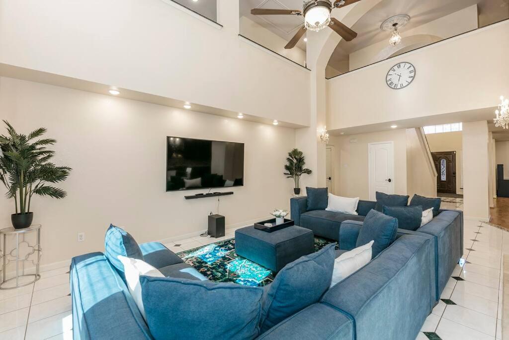 Six-Bedroom House photo 1
