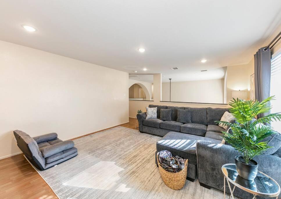 Six-Bedroom House photo 3
