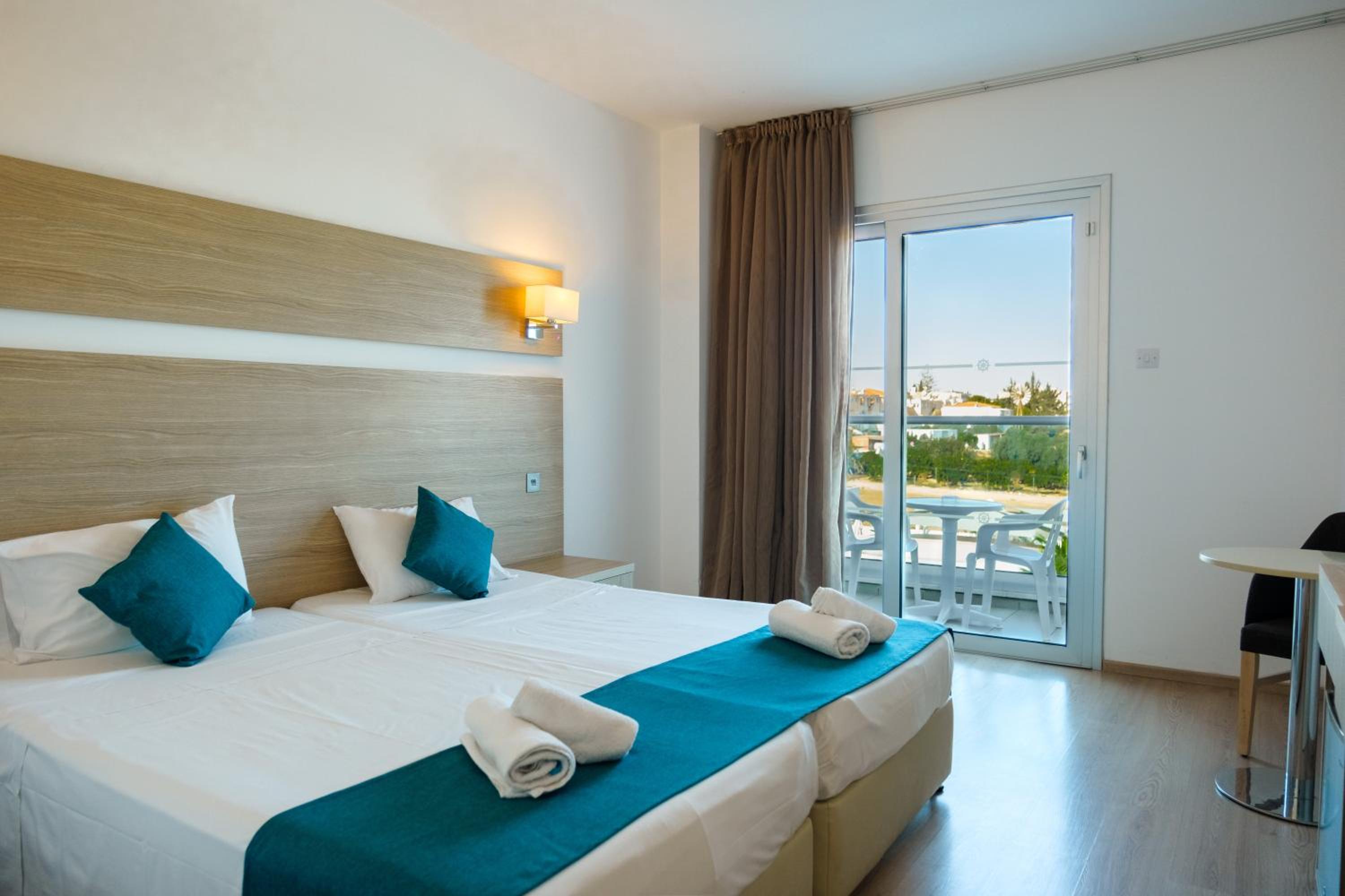 Superior Room (2 Adults + 1 Child) photo 1