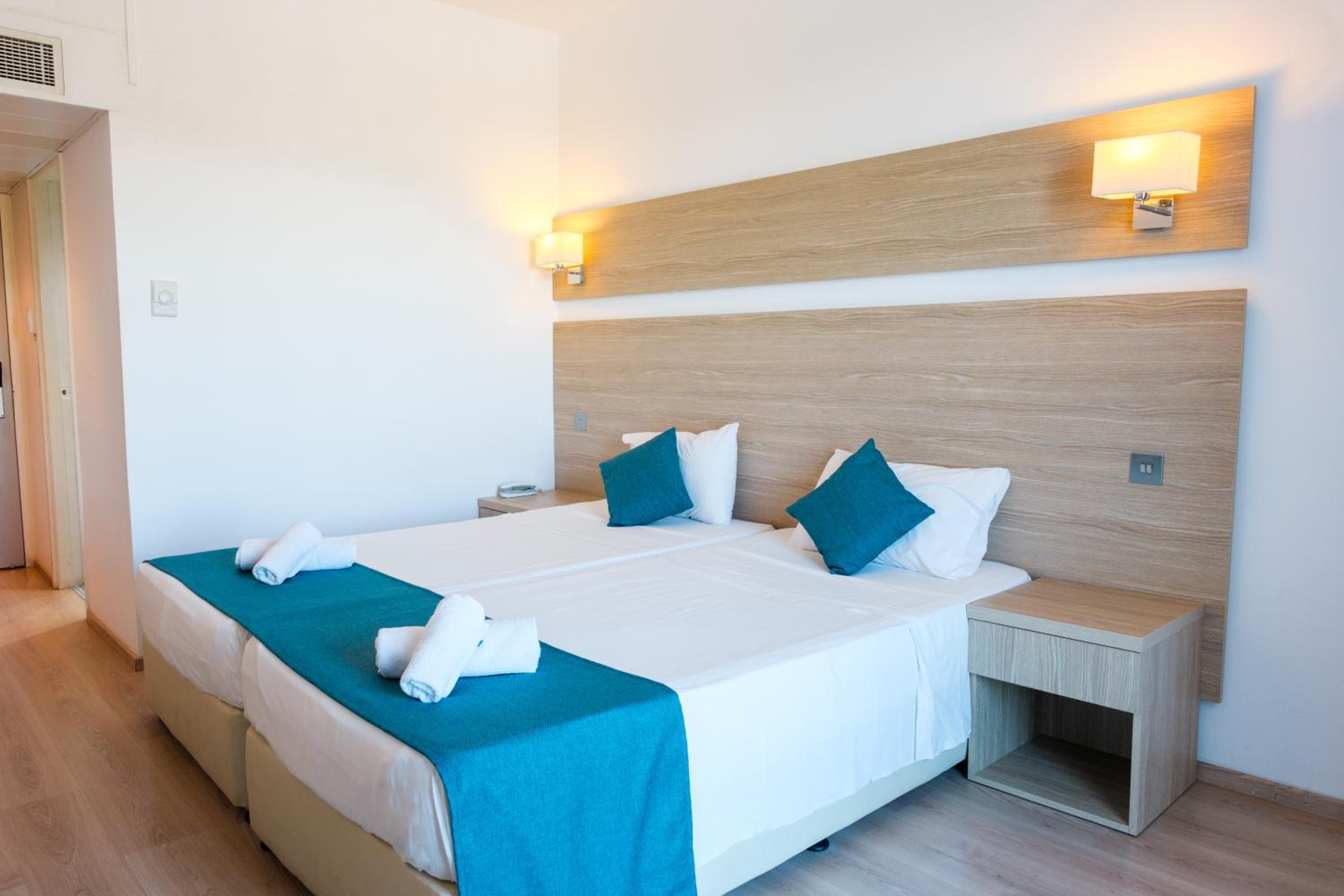 Superior Room (2 Adults + 1 Child) photo 3