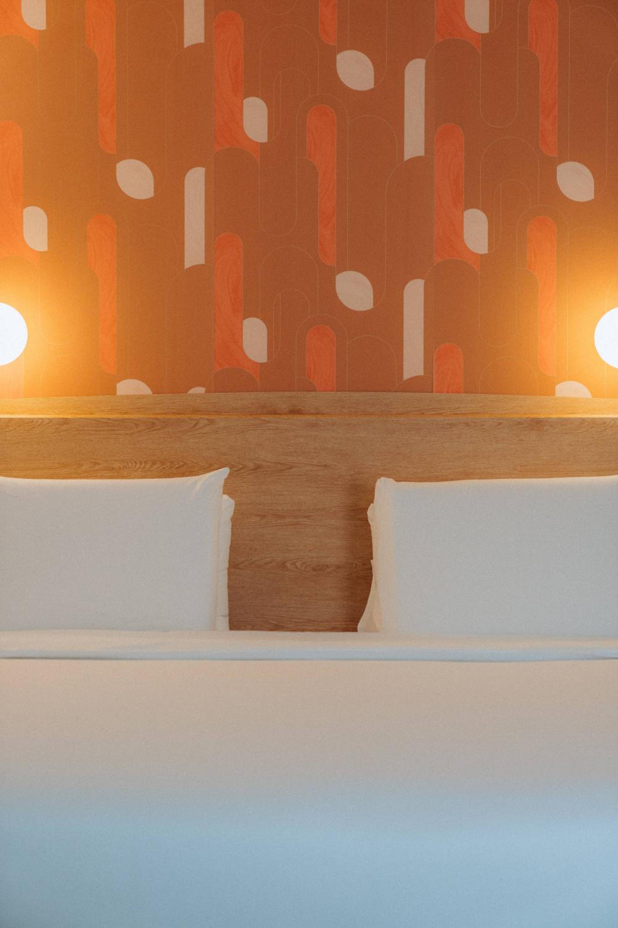 Standard Family Room - 1 Room - 1 King Bed 2 Single Beds