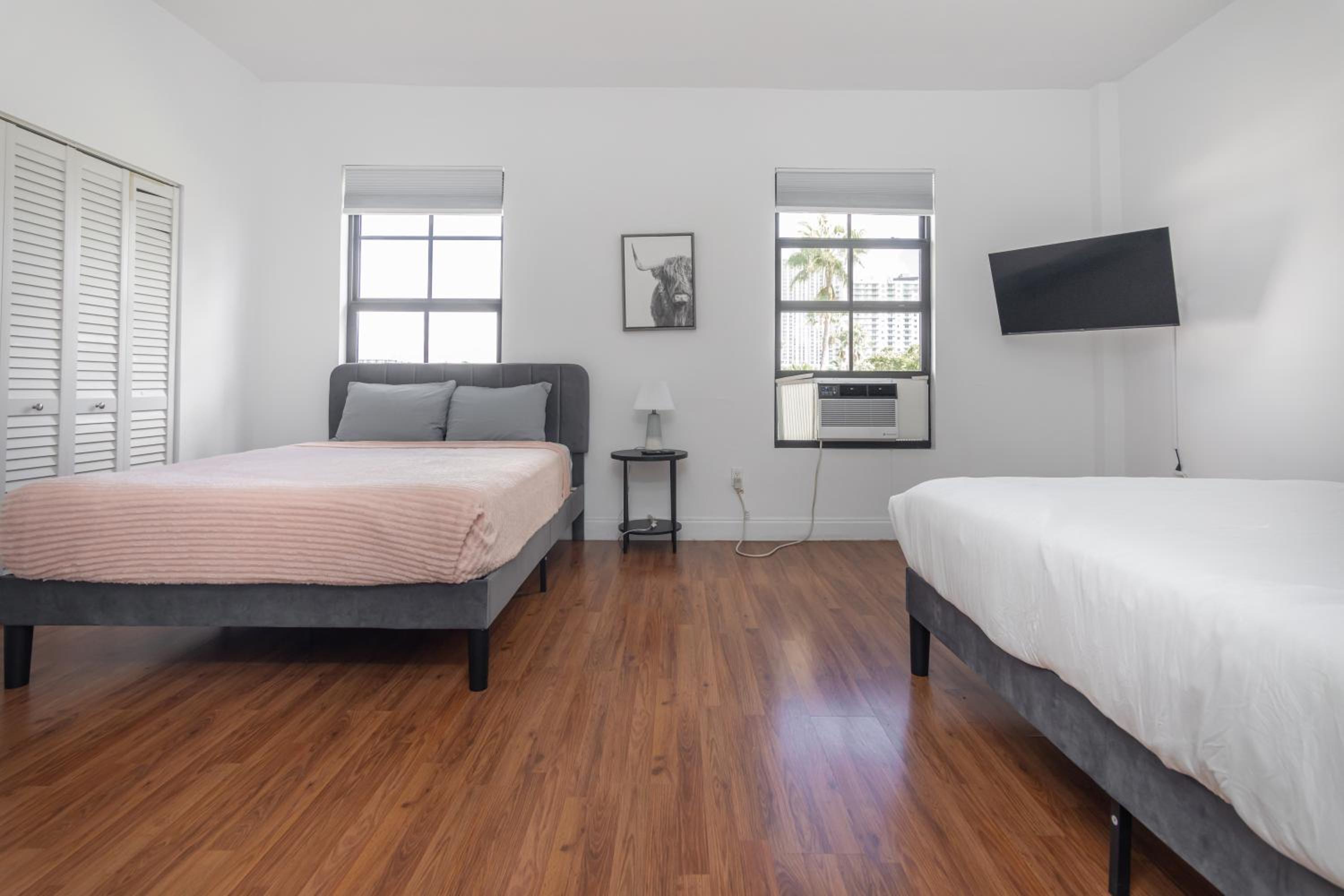 One-Bedroom Apartment photo 1