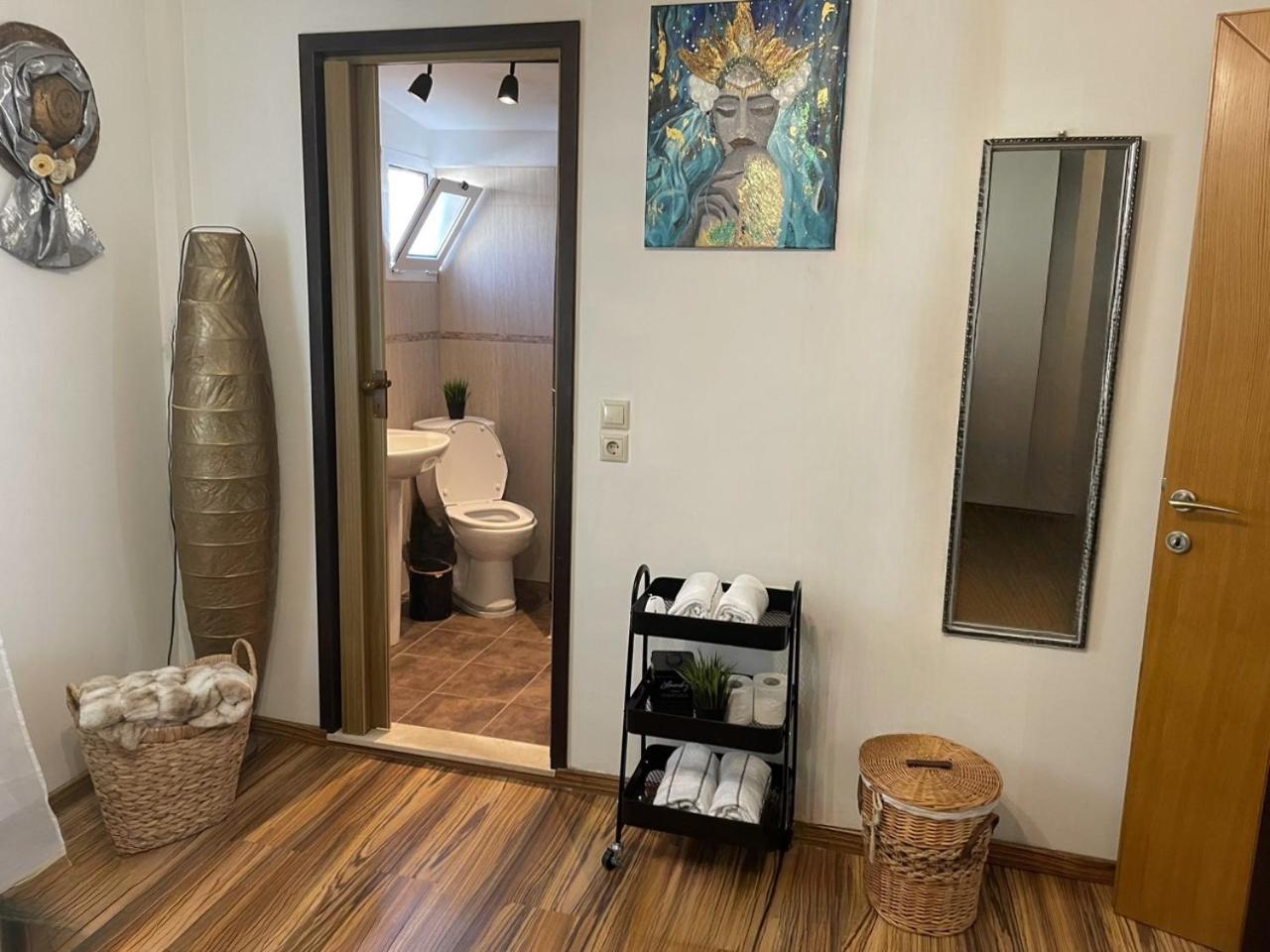 One-Bedroom Apartment - Photo 2