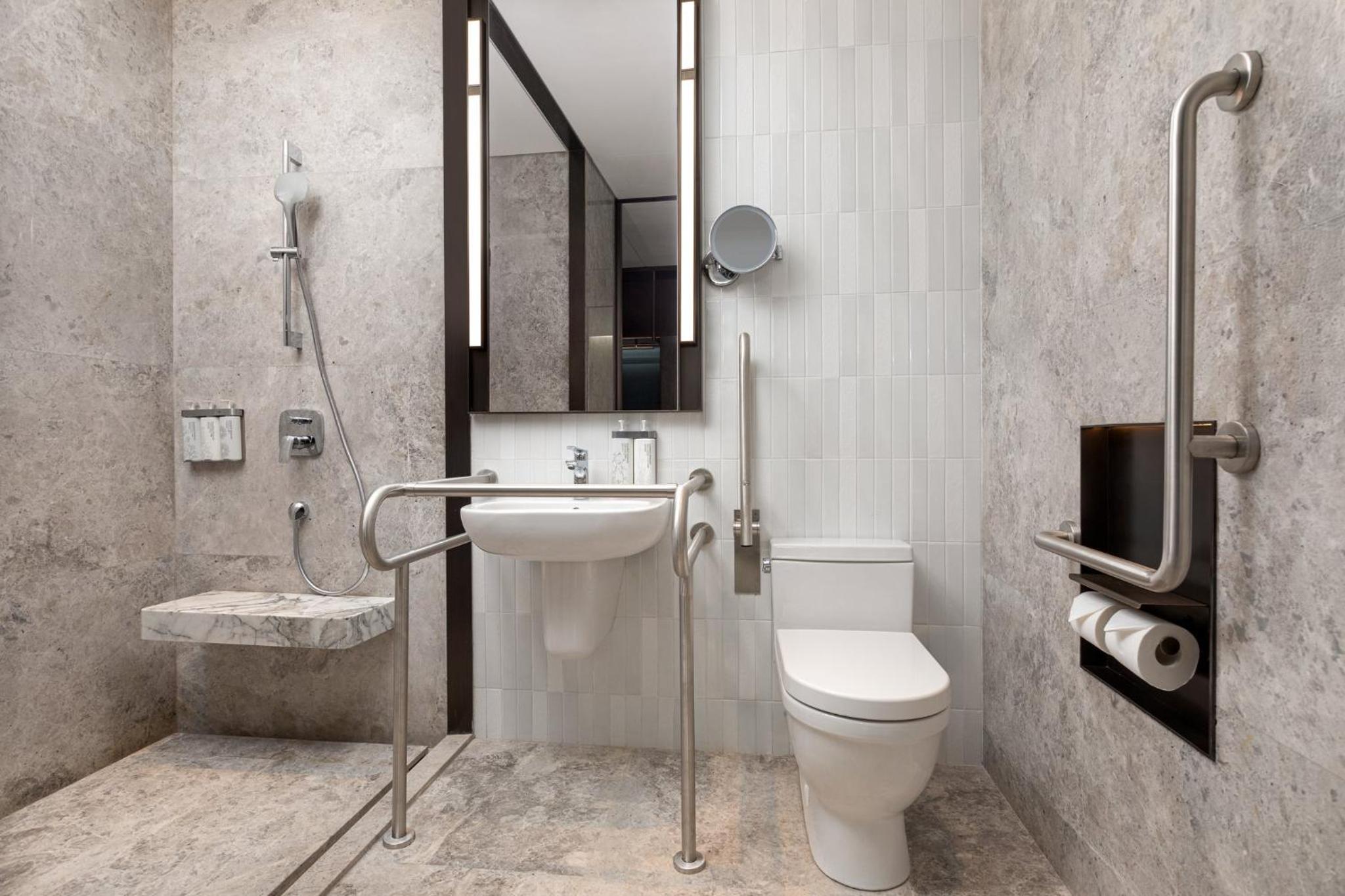 Standard King Room - Accessible photo 2