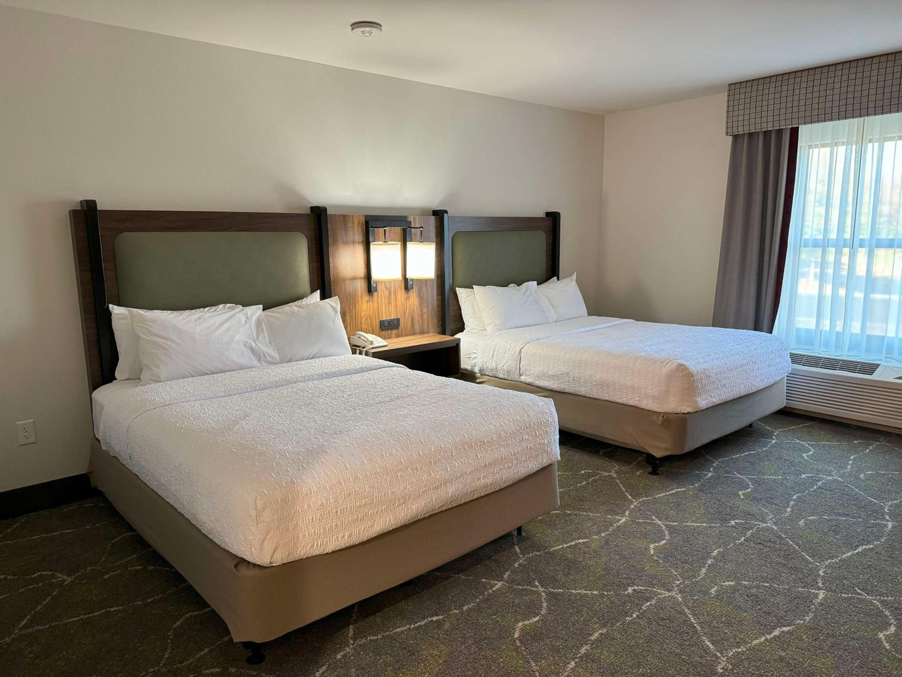 Room with Two Queen Beds - Non-Smoking - Photo 3