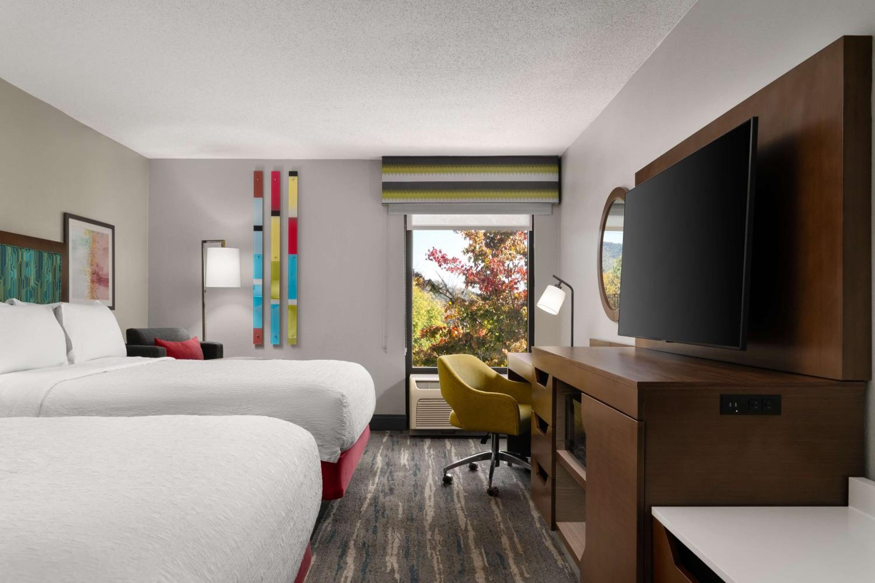 Queen Room with Two Queen Beds - Non-Smoking - Photo 2