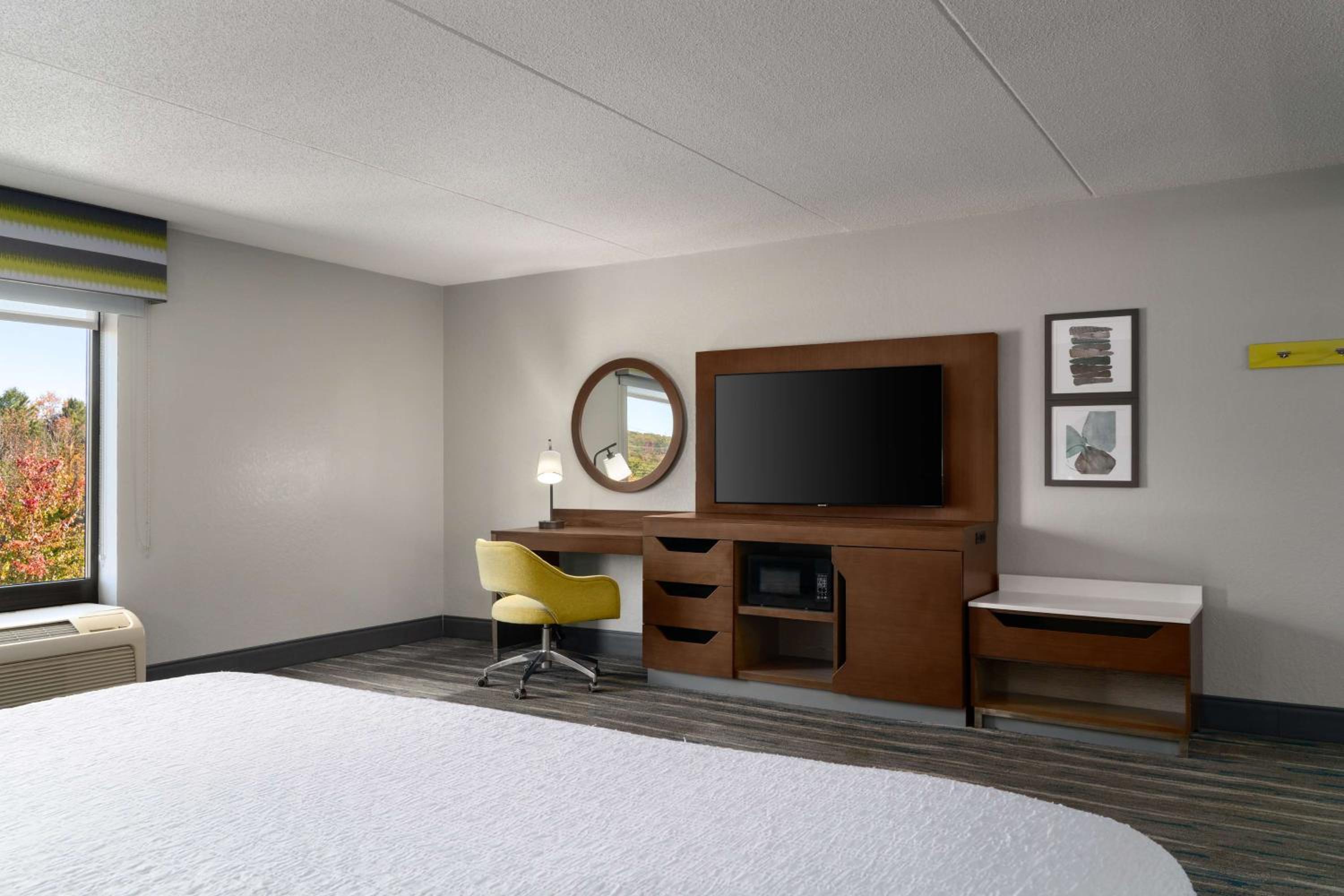 King Room with Sofa Bed - Photo 3