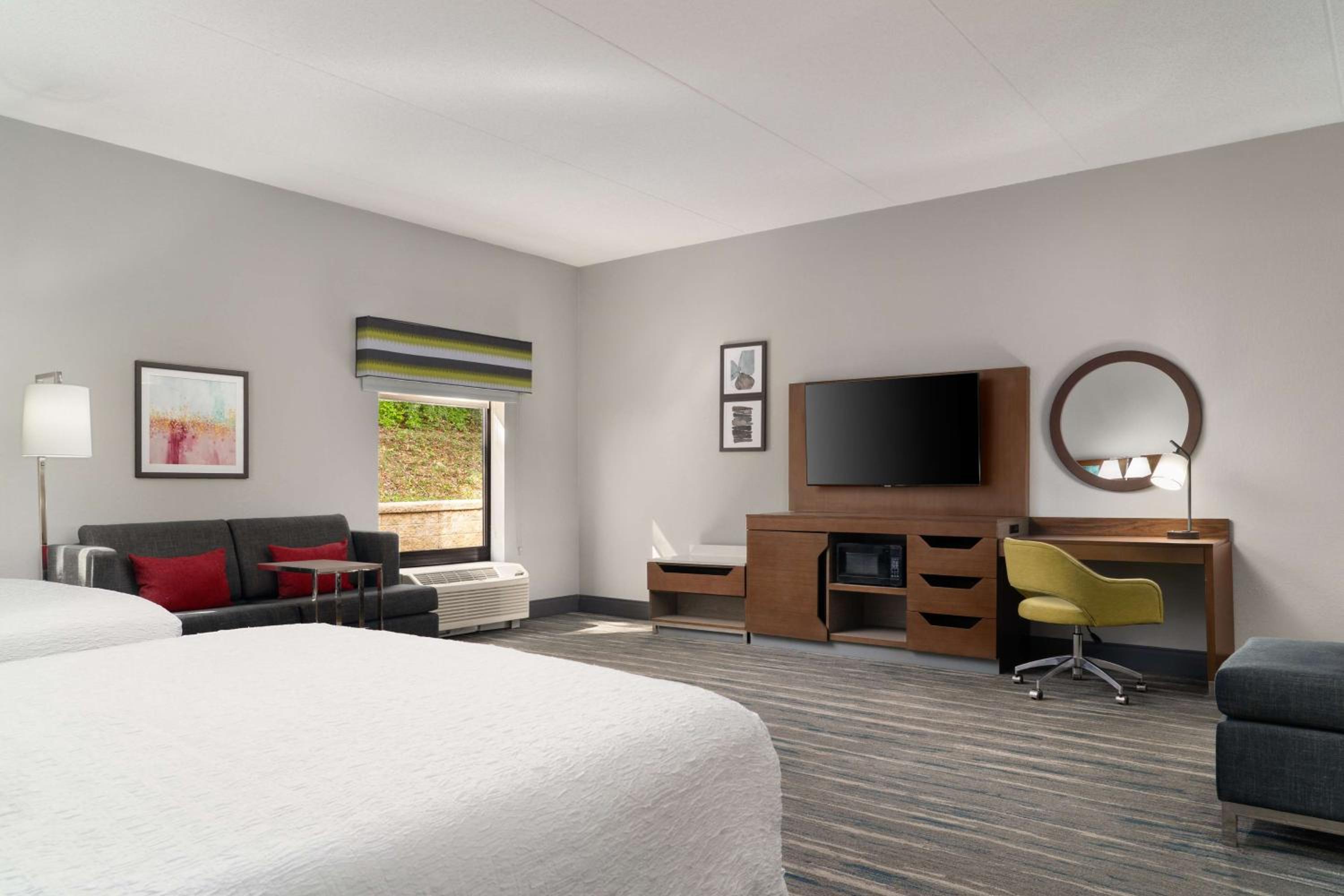 Queen Studio with Two Queen Beds - Non-Smoking - Photo 3