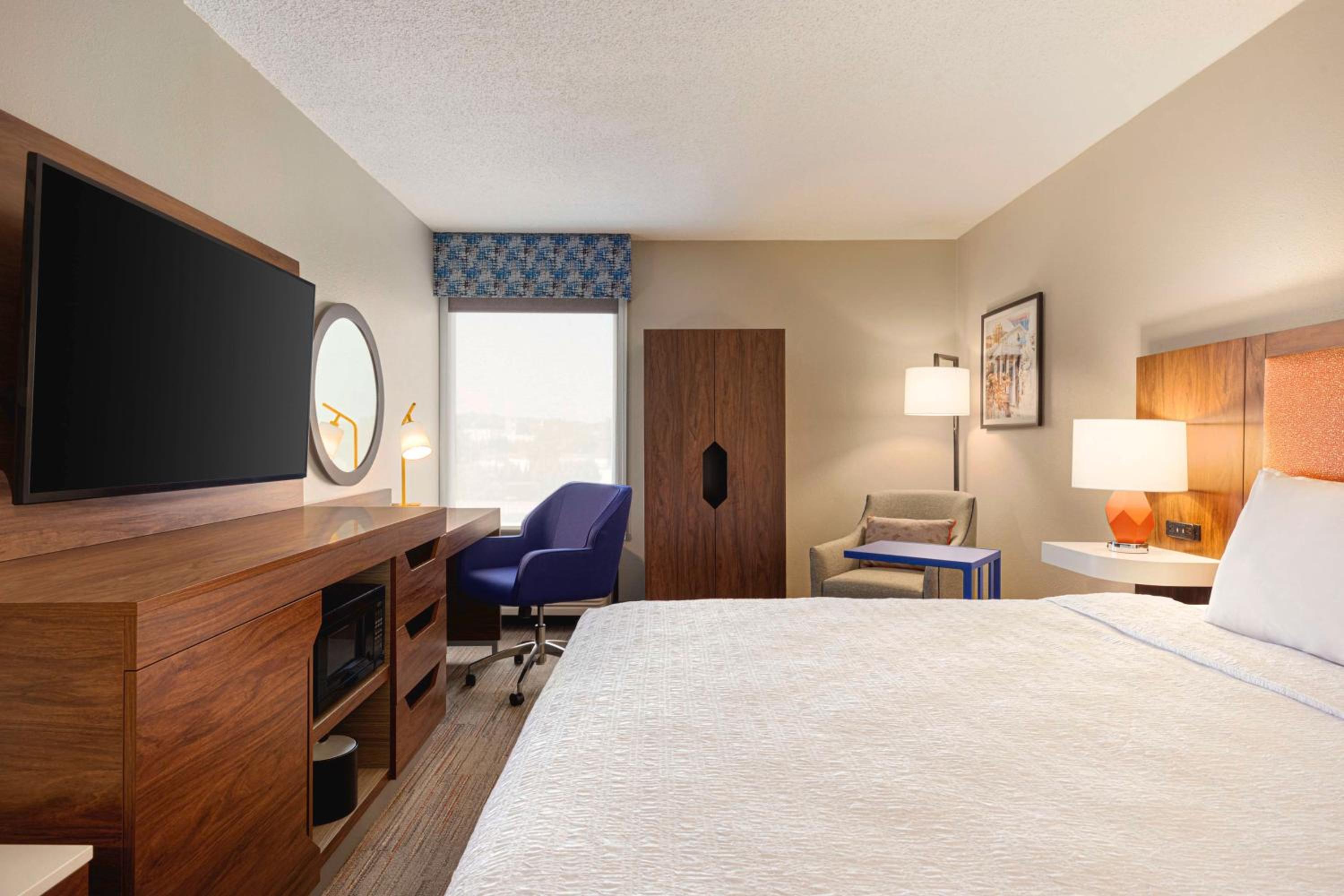 King Room with King Bed - Non-Smoking - Photo 1