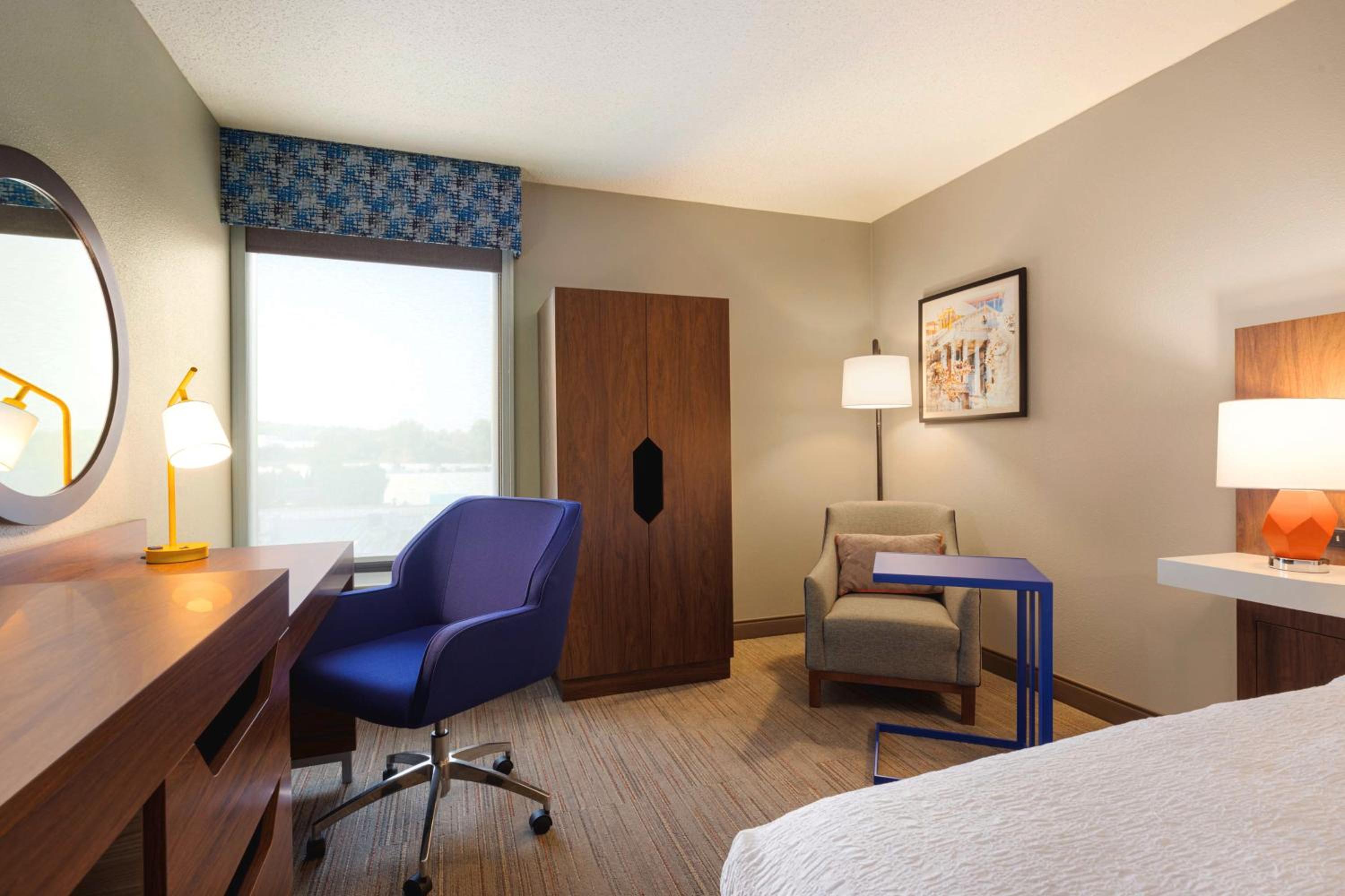 King Room with King Bed - Non-Smoking - Photo 2