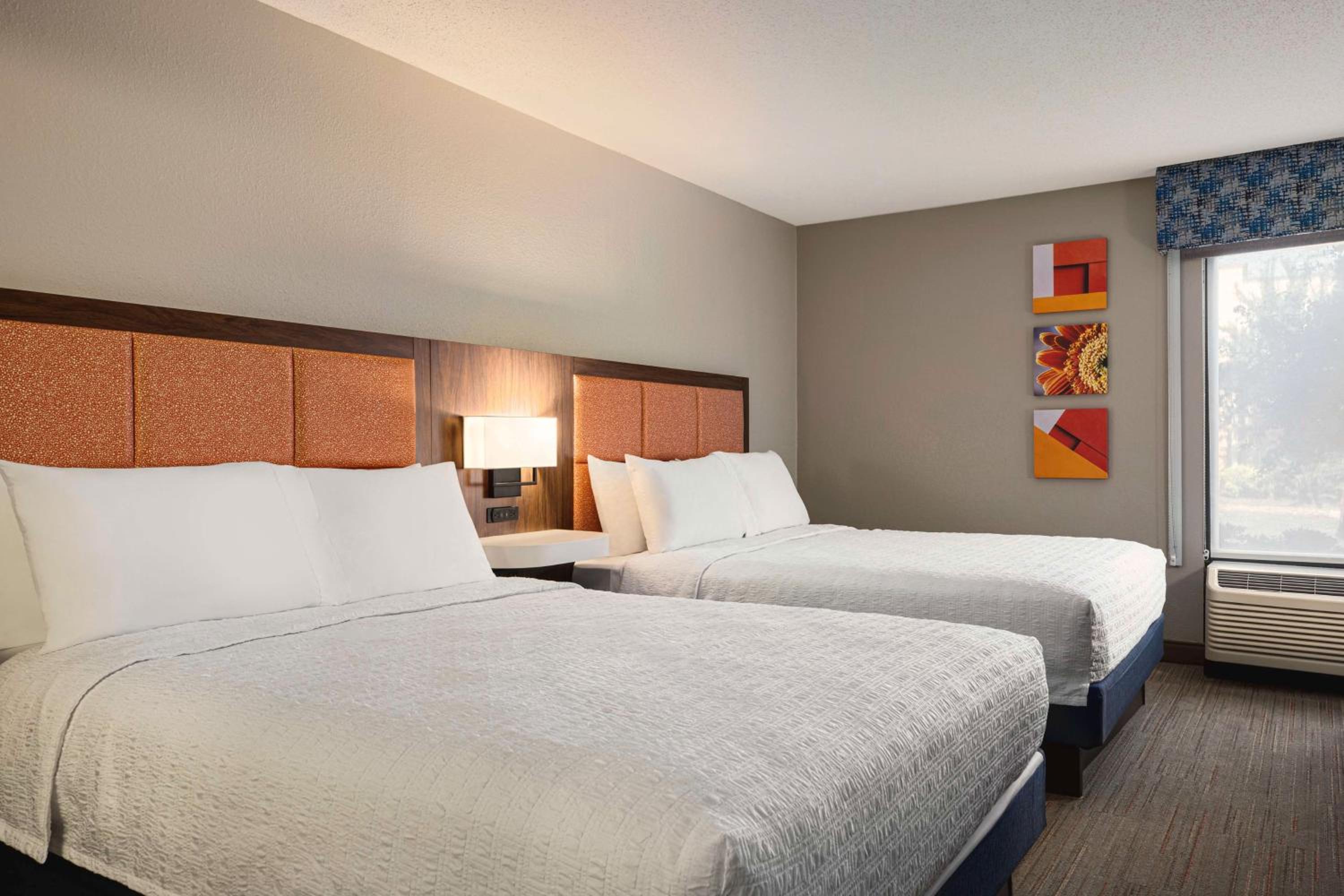 Room with Two Queen Beds - Non-Smoking - Photo 2