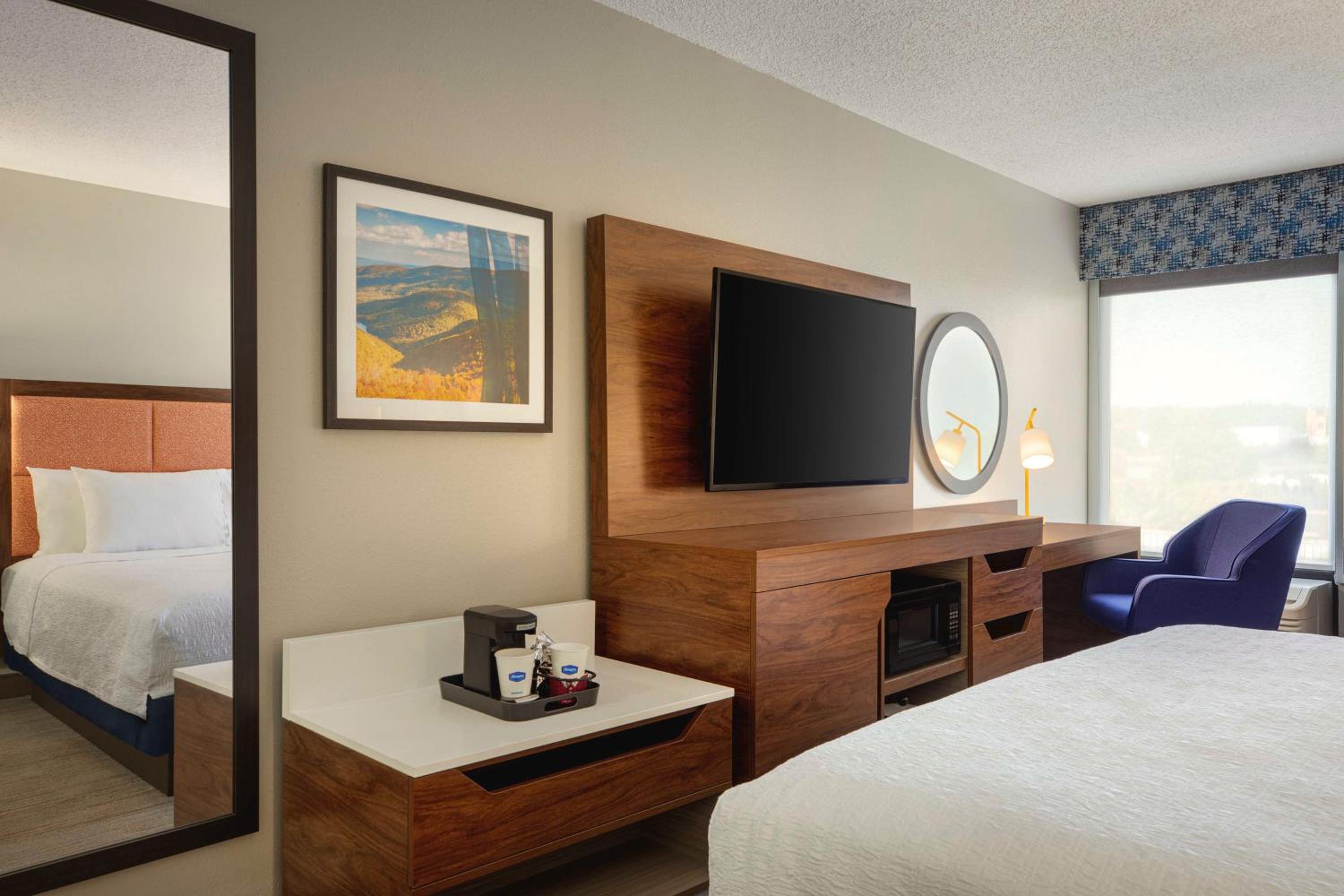 King Room with King Bed - Non-Smoking - Photo 3