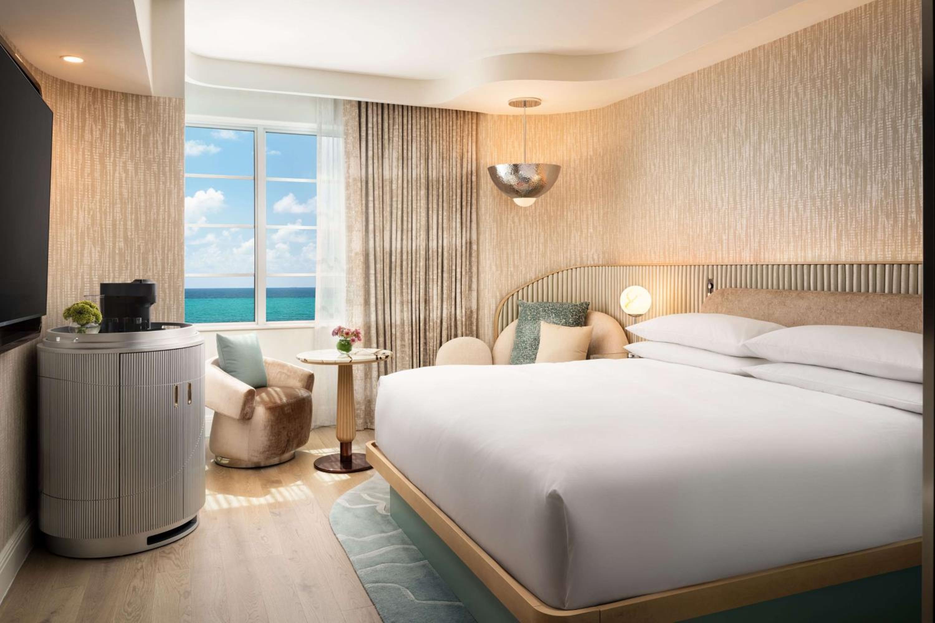 King Room with Balcony - Photo 1