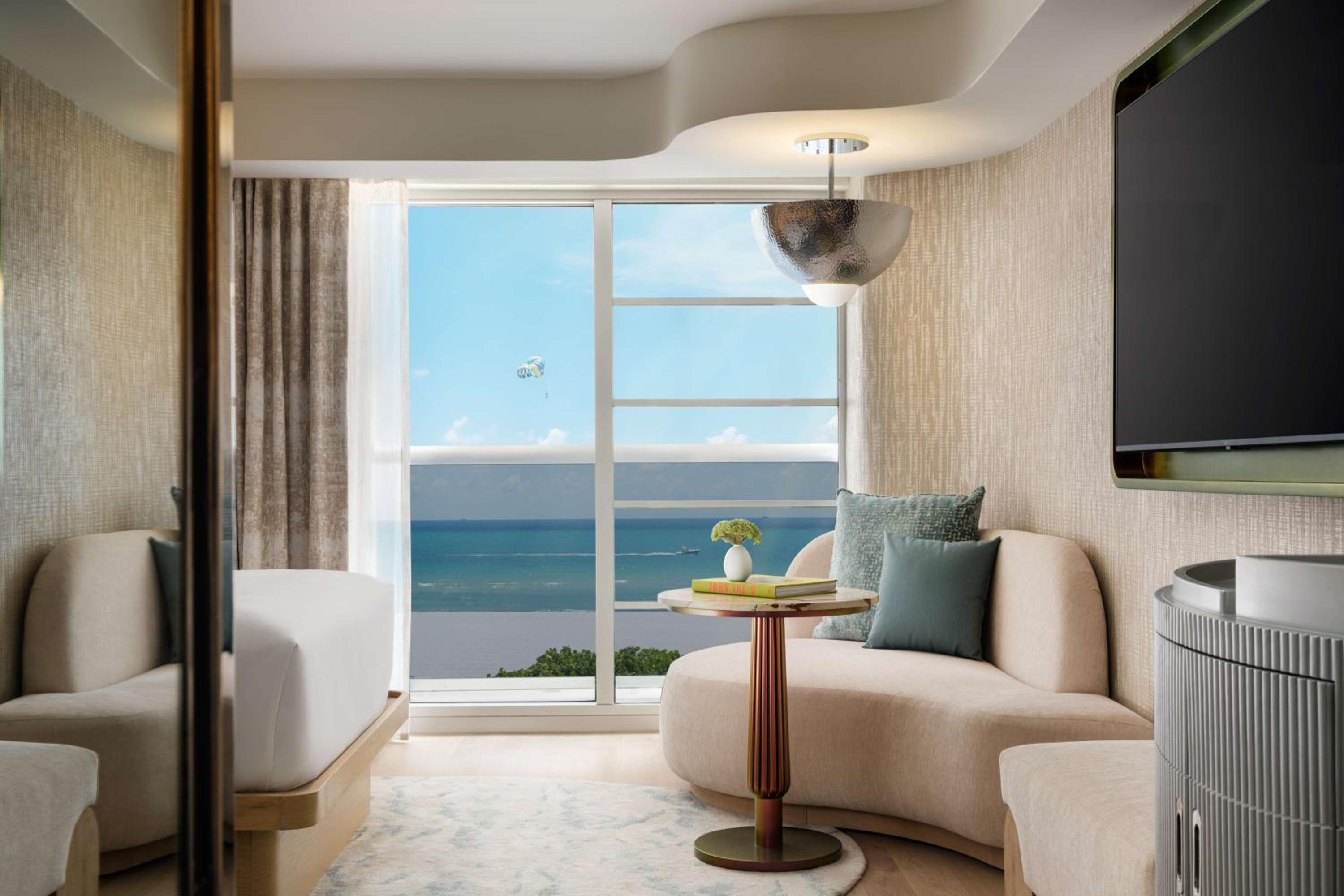 One-Bedroom King Room with Balcony - Panoramic Ocean View - Photo 1