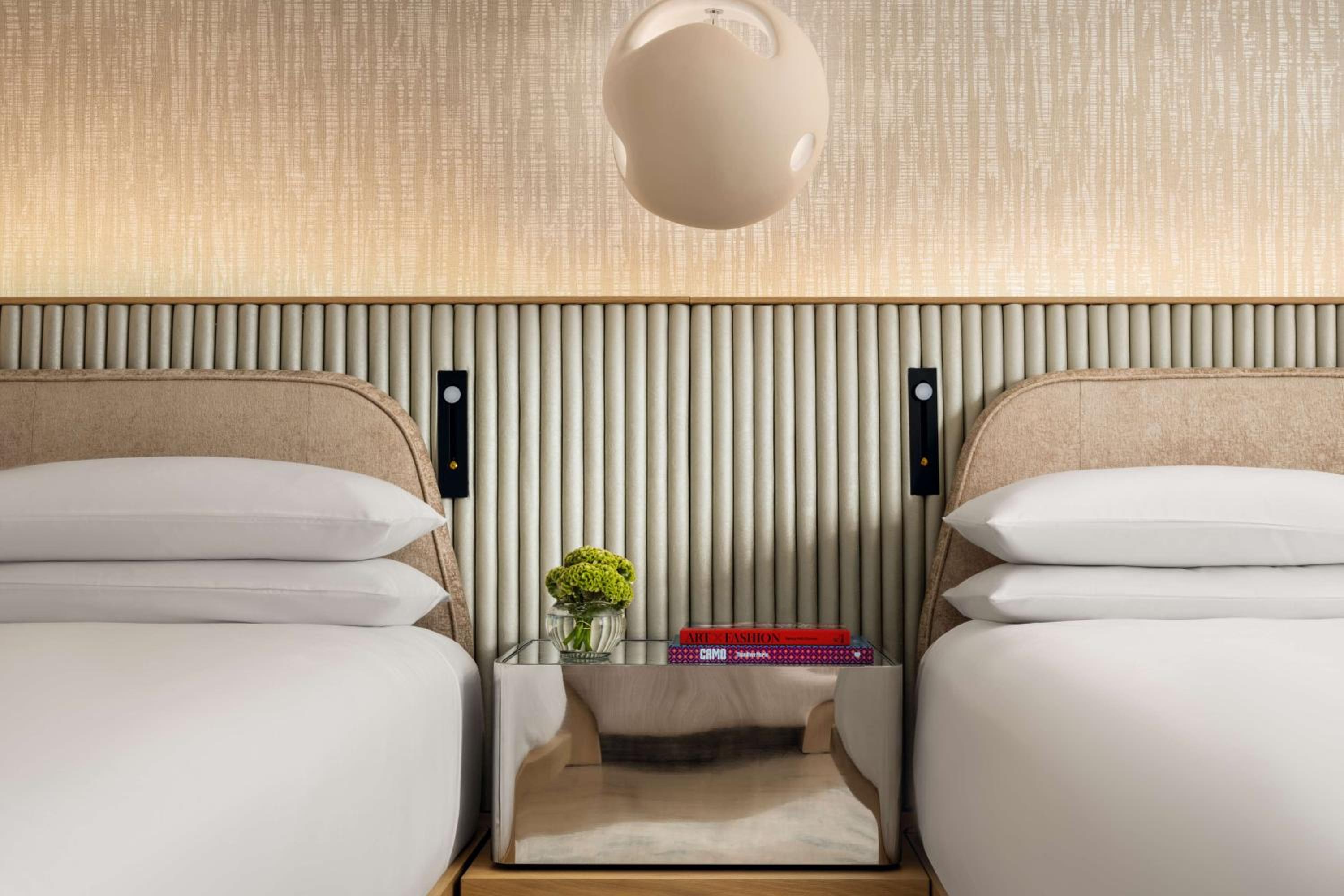 Queen Room with Two Queen Beds - Photo 4