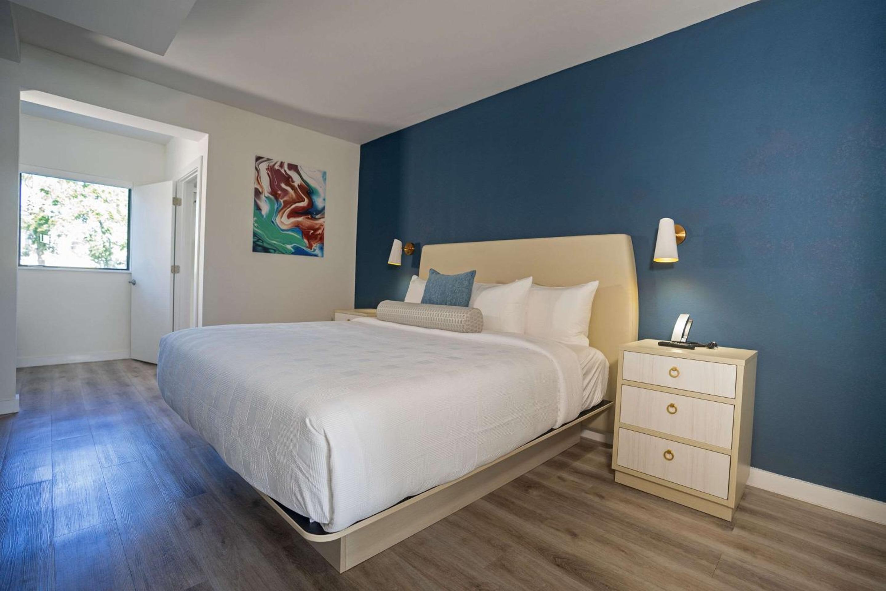 King Suite with Sofa Bed thumbnail 6