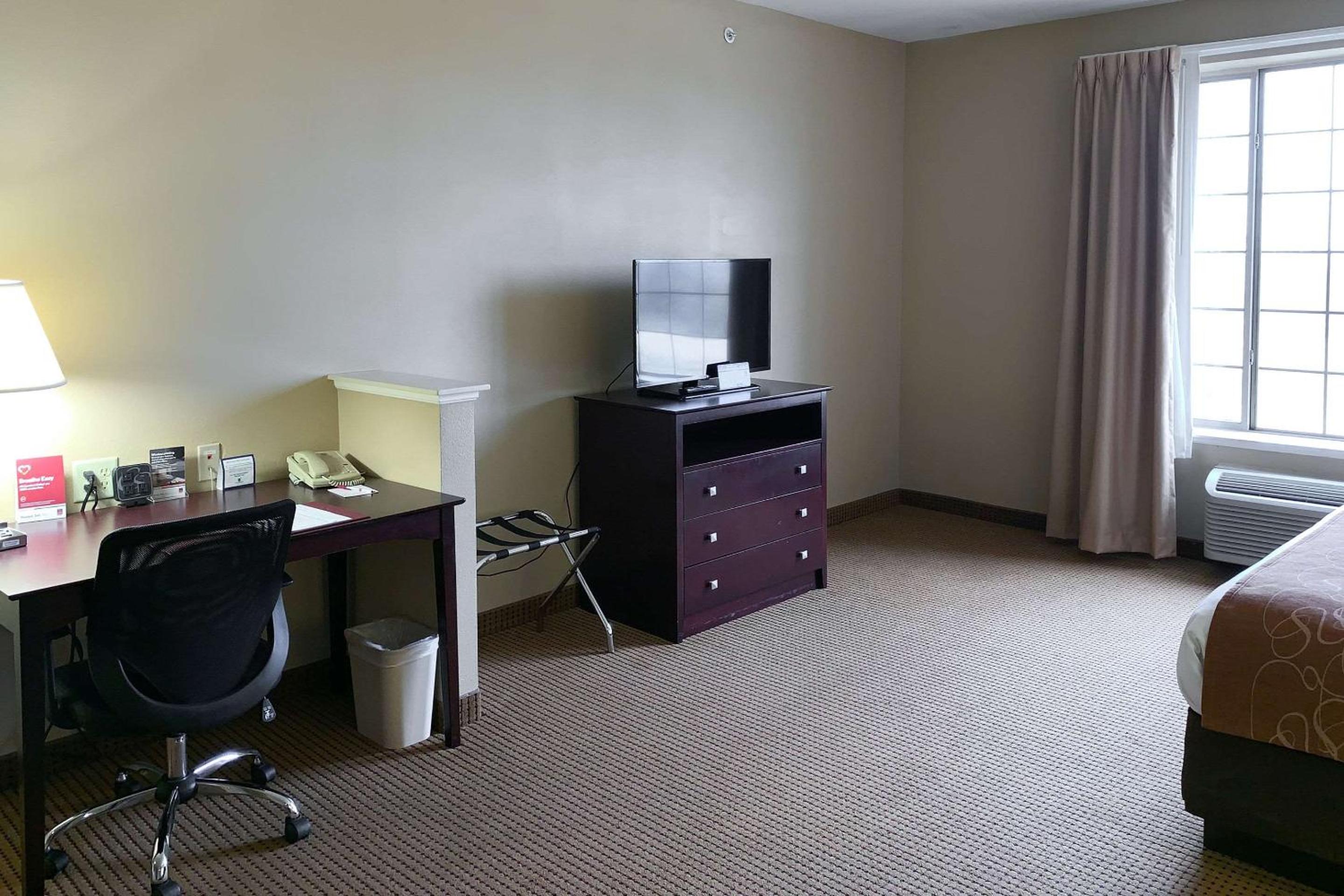 King Suite - Non-Smoking - Photo 4