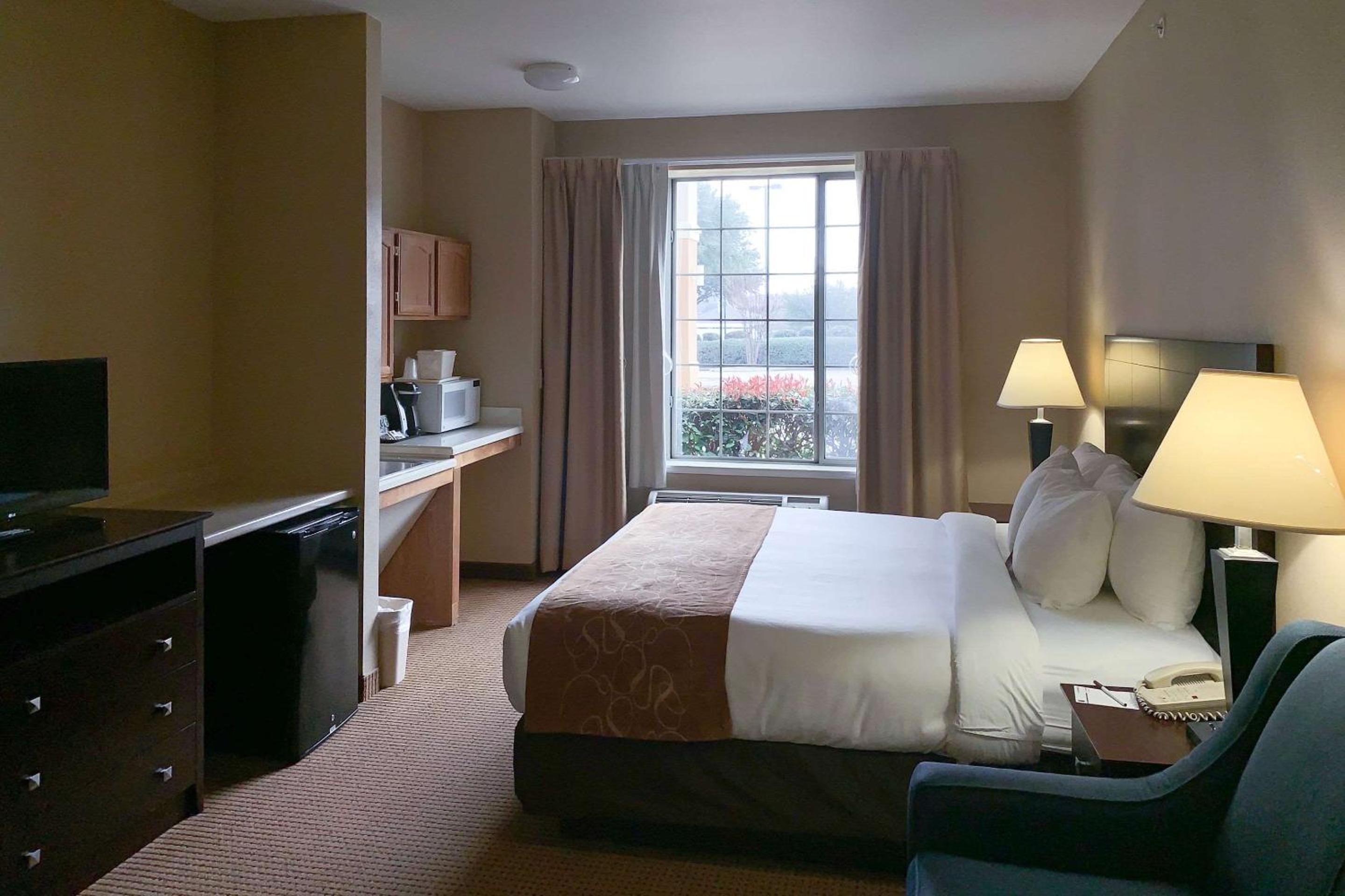 King Suite - Non-Smoking - Photo 3