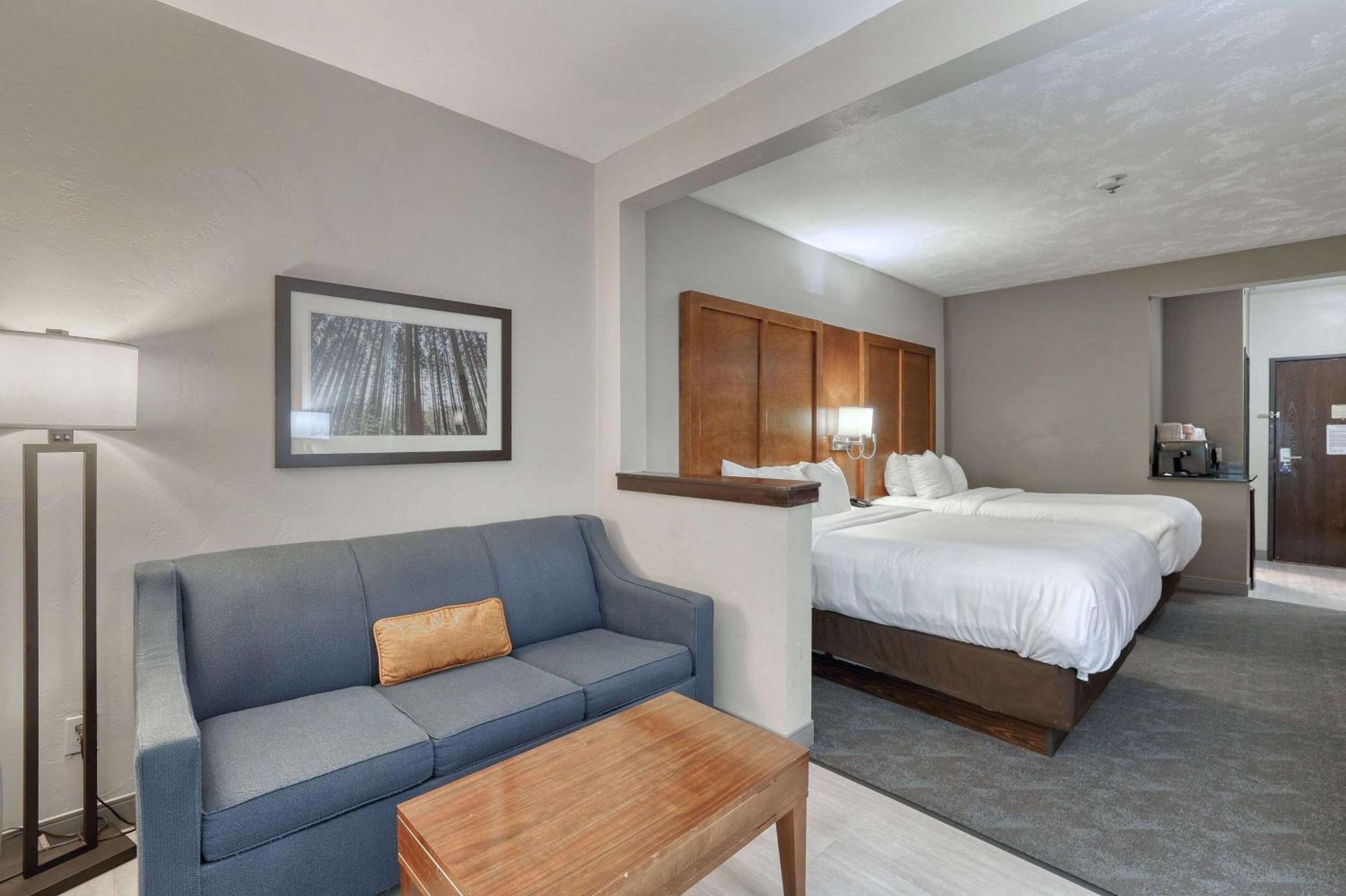 Standard Double Suite with Two Double Beds with Pool View - Non - Smoking - Photo 4