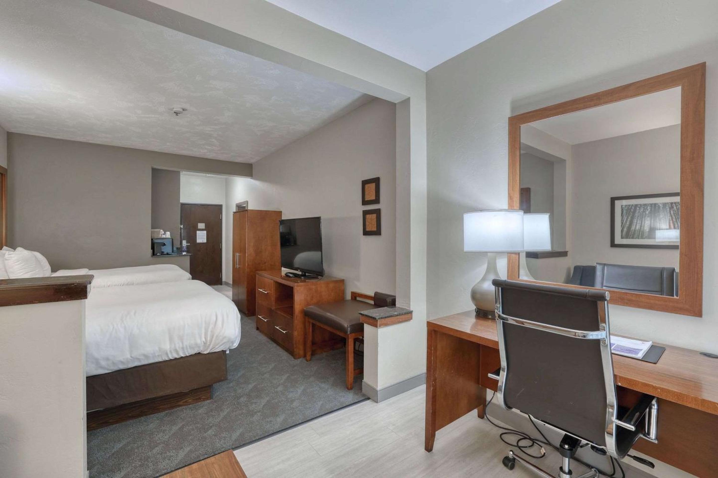 Standard Double Suite with Two Double Beds with Pool View - Non - Smoking - Photo 5