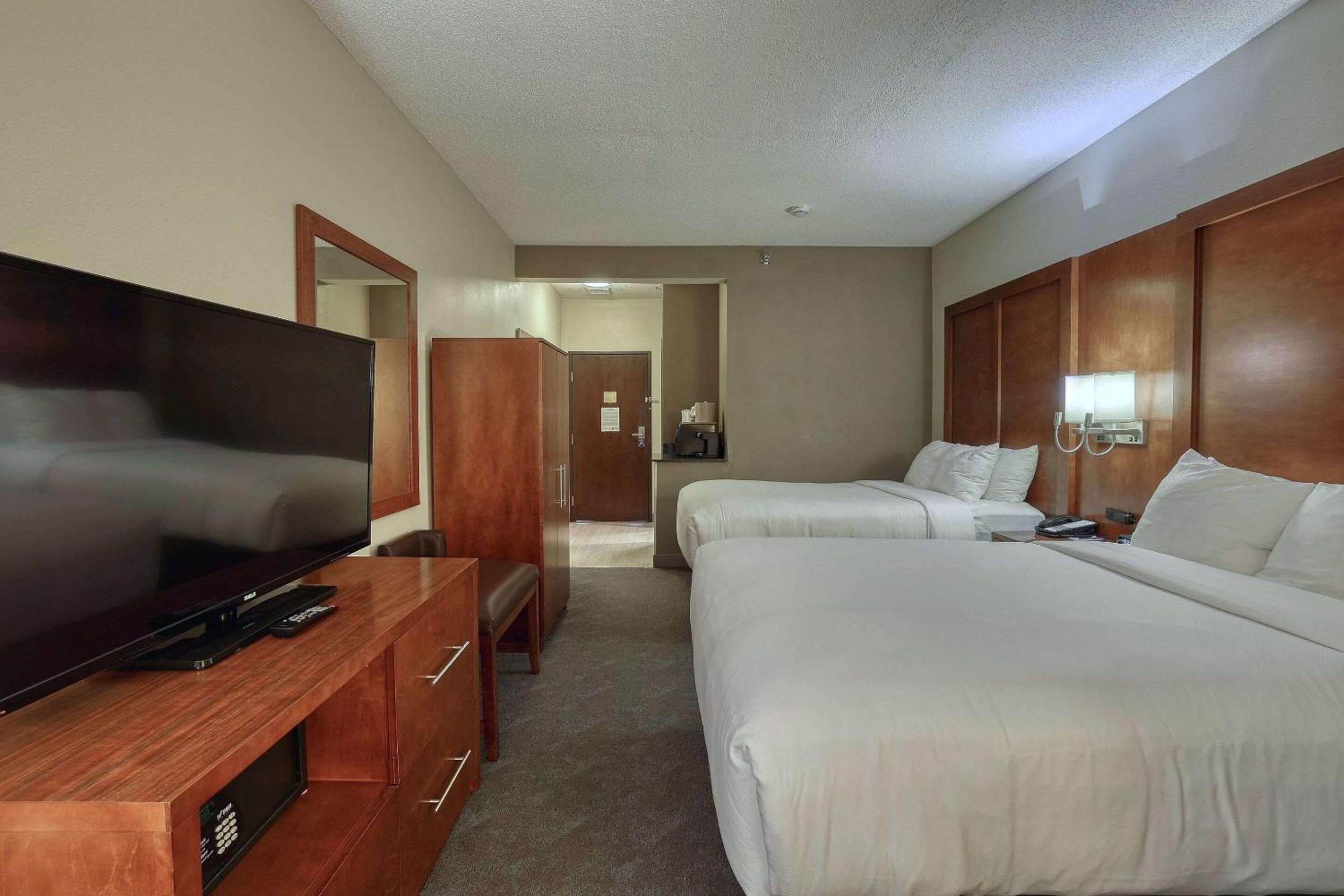 Double Suite with Two Double Beds - Non-Smoking - Photo 8