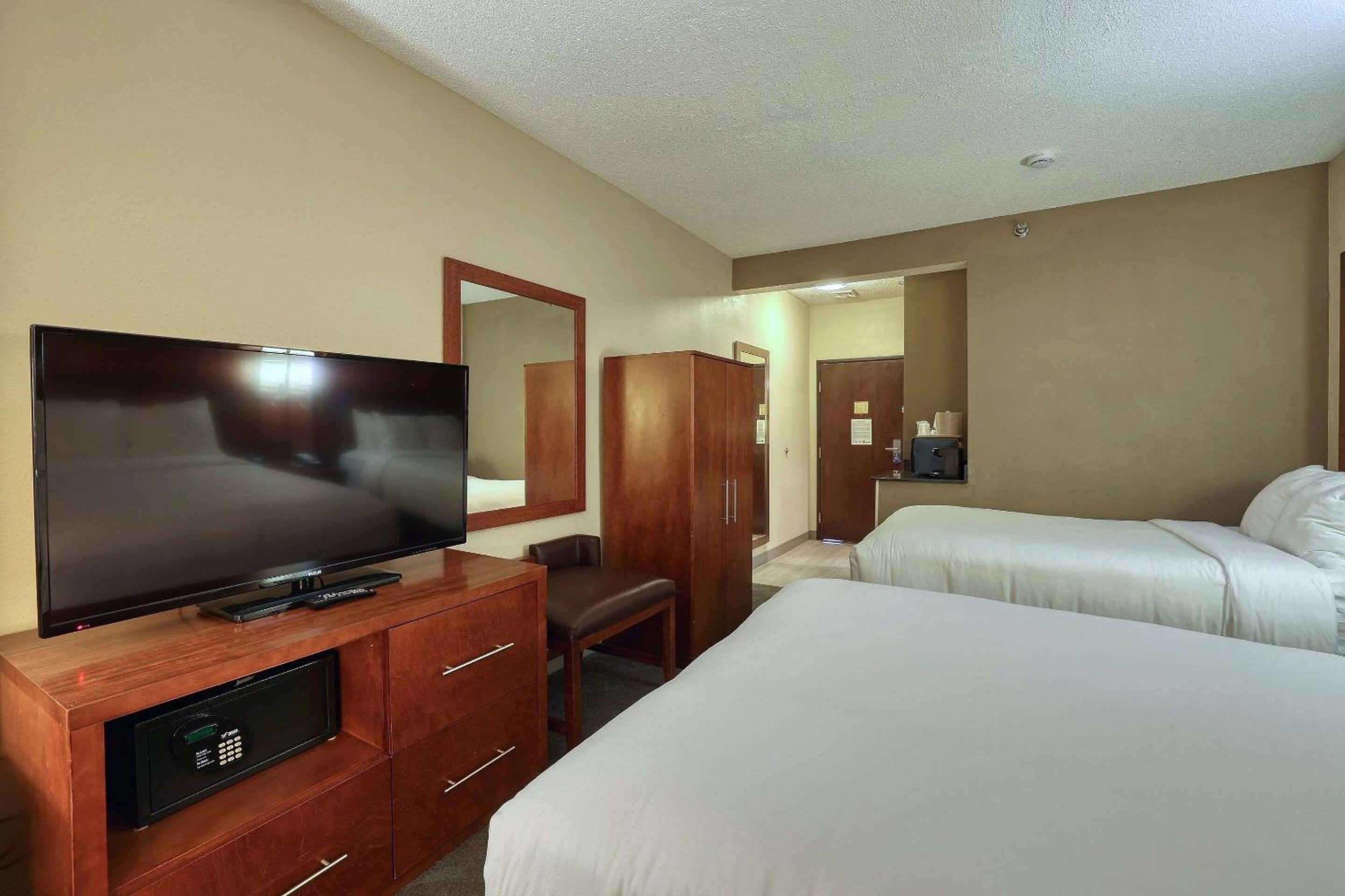  Double Suite with Two Double Beds - Non-Smoking - Photo 9