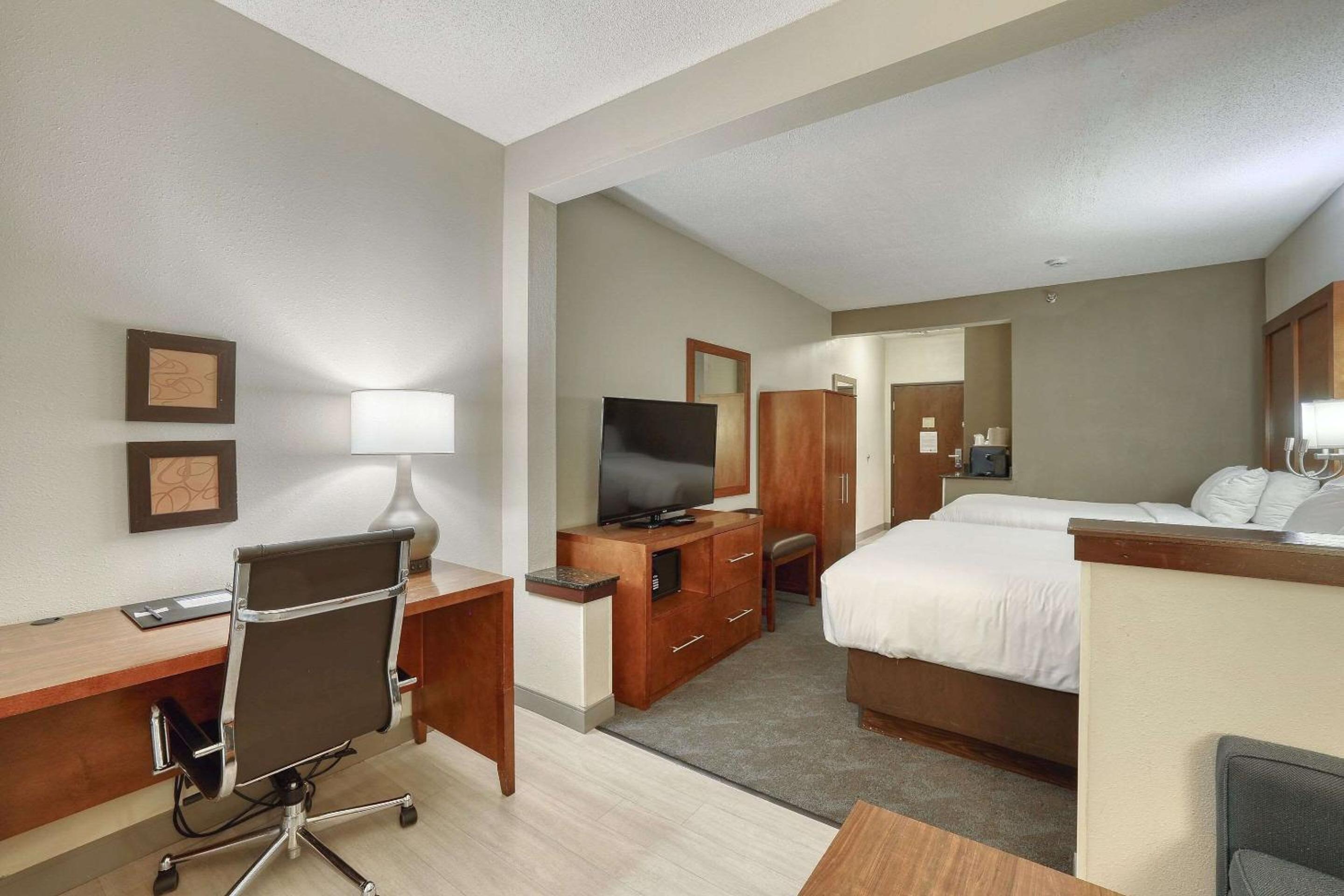  Double Suite with Two Double Beds - Non-Smoking - Photo 2