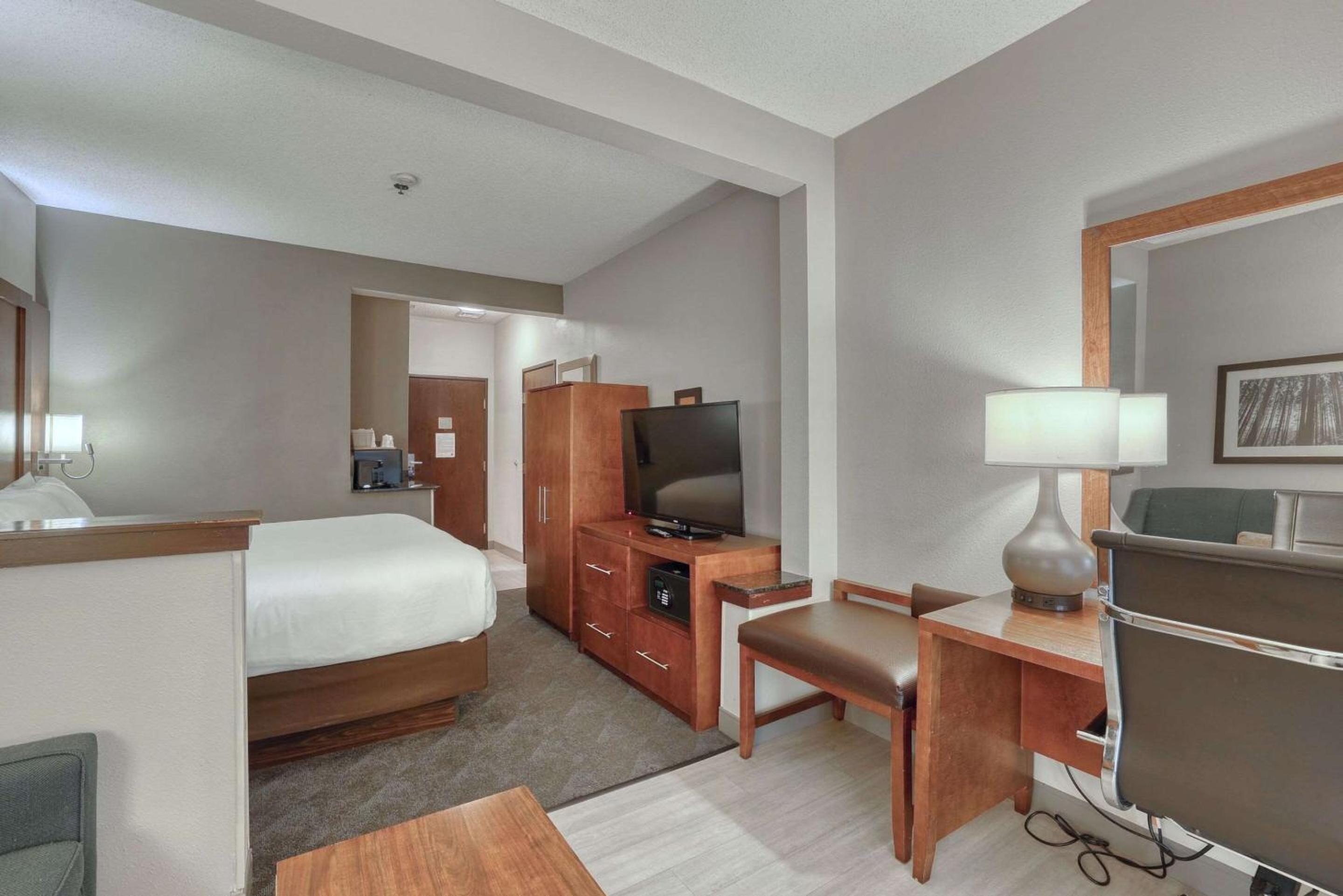 King Suite with Pool View - Non-Smoking - Photo 7