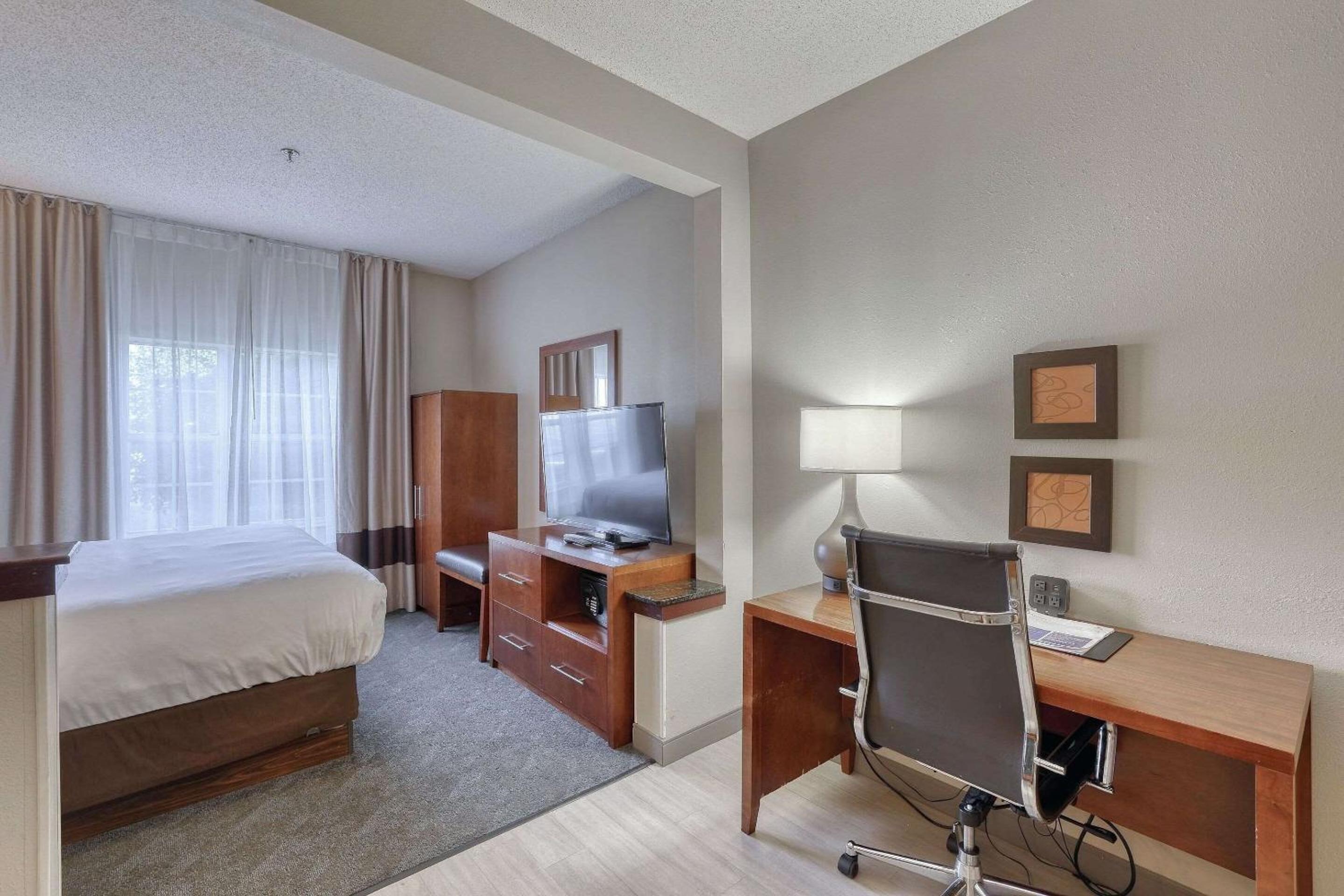Standard King Suite - Non-Smoking - Photo 2
