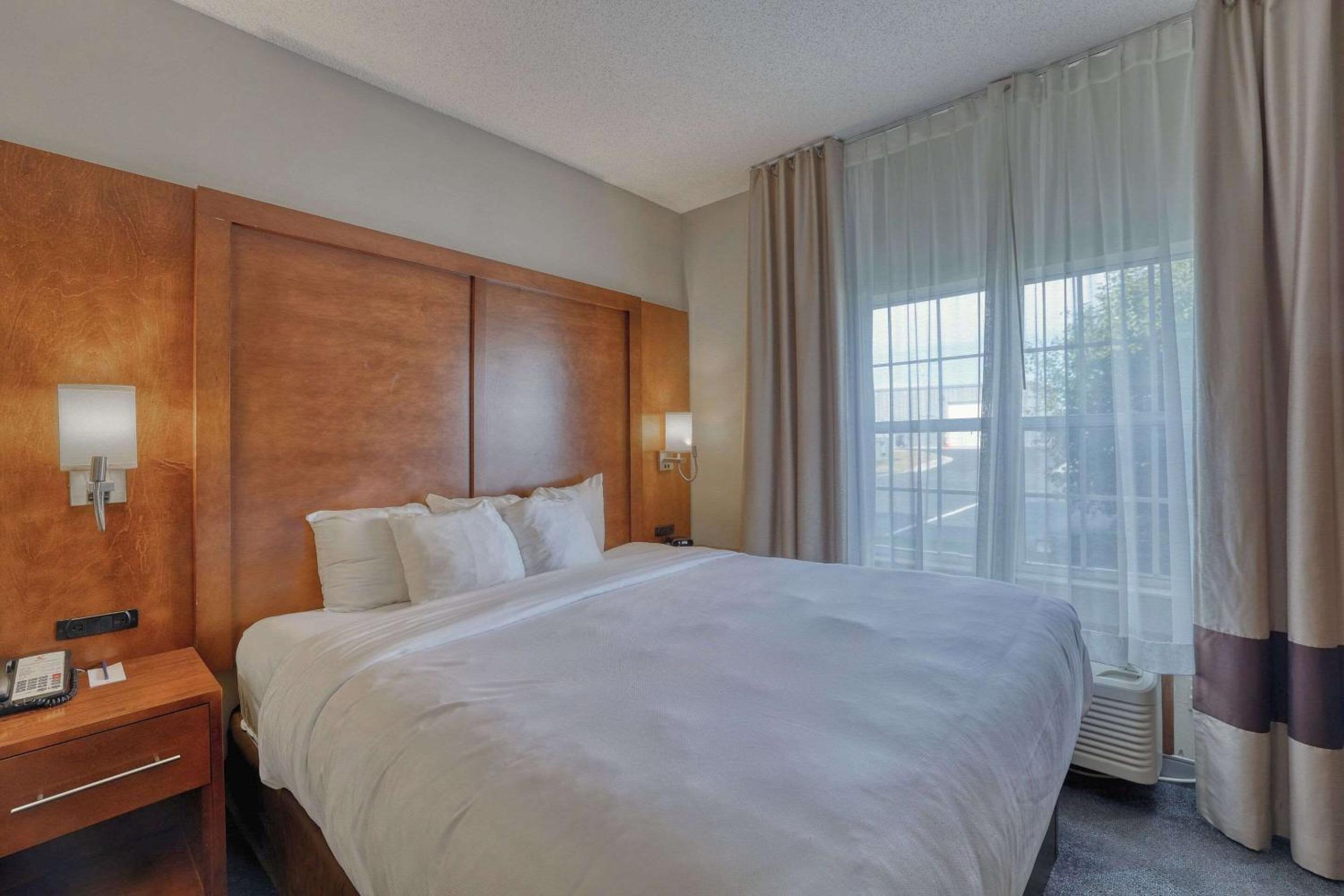 Standard King Suite - Non-Smoking - Photo 3