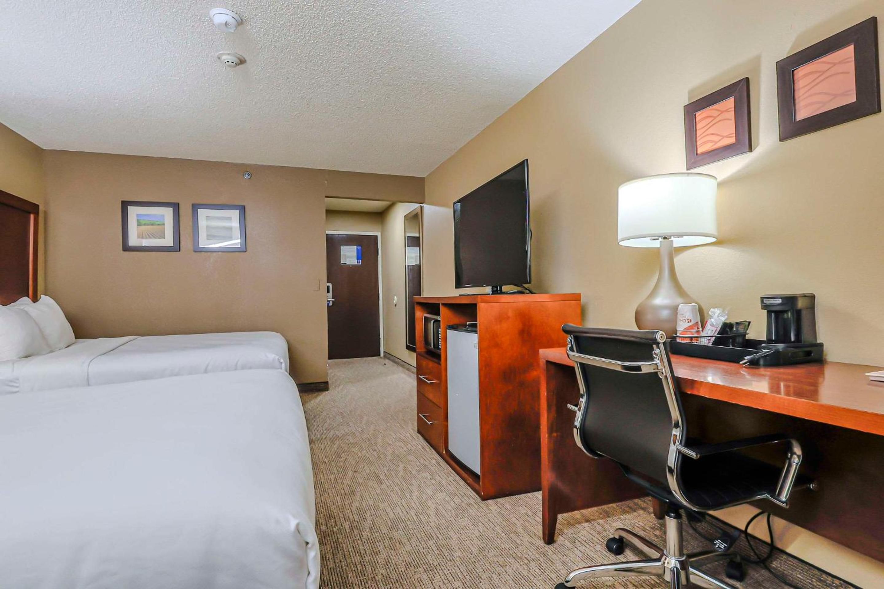 Queen Room with Two Queen Beds - Non-Smoking - Photo 1