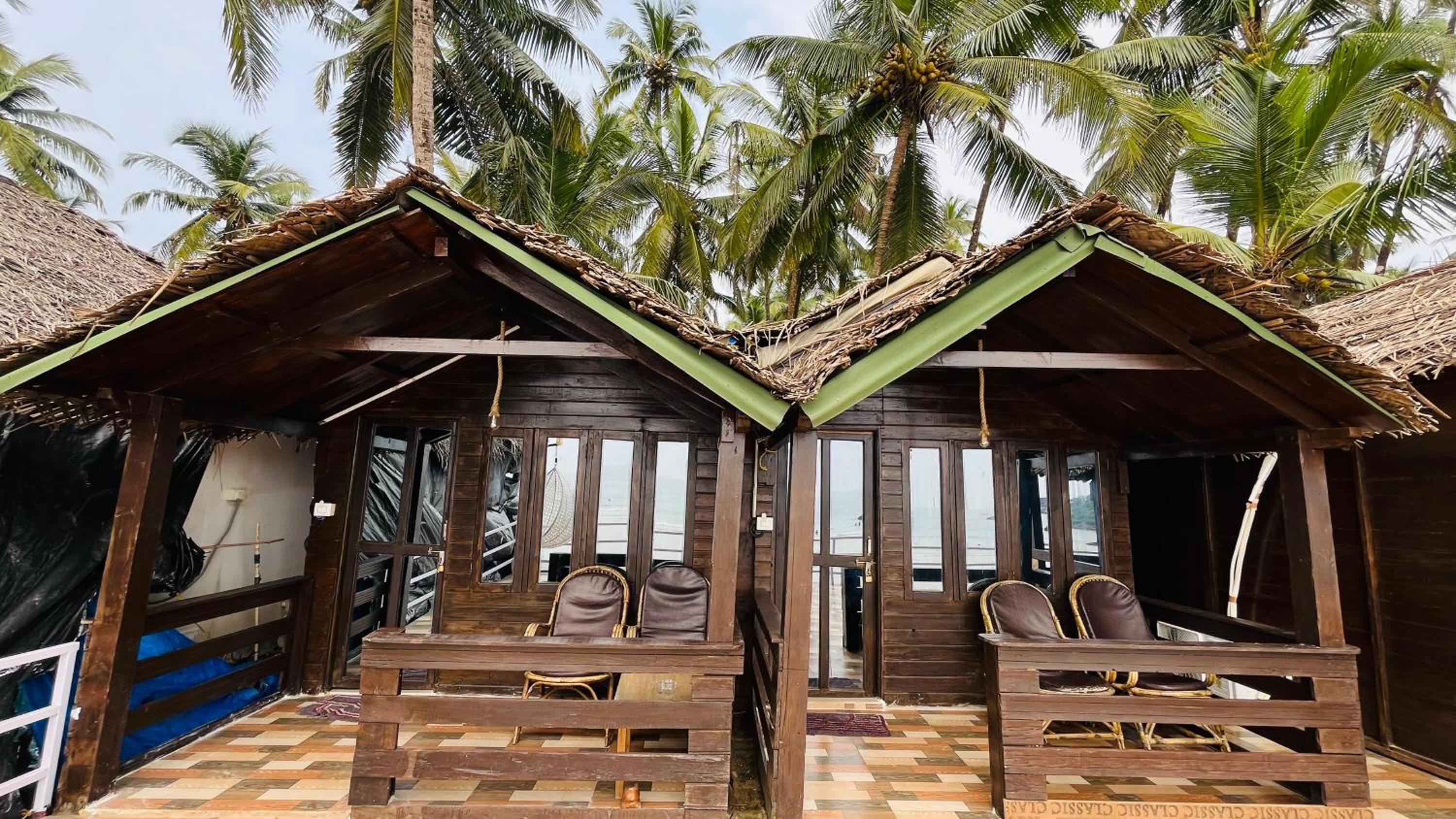 Deluxe Double Room with Balcony - Photo 14