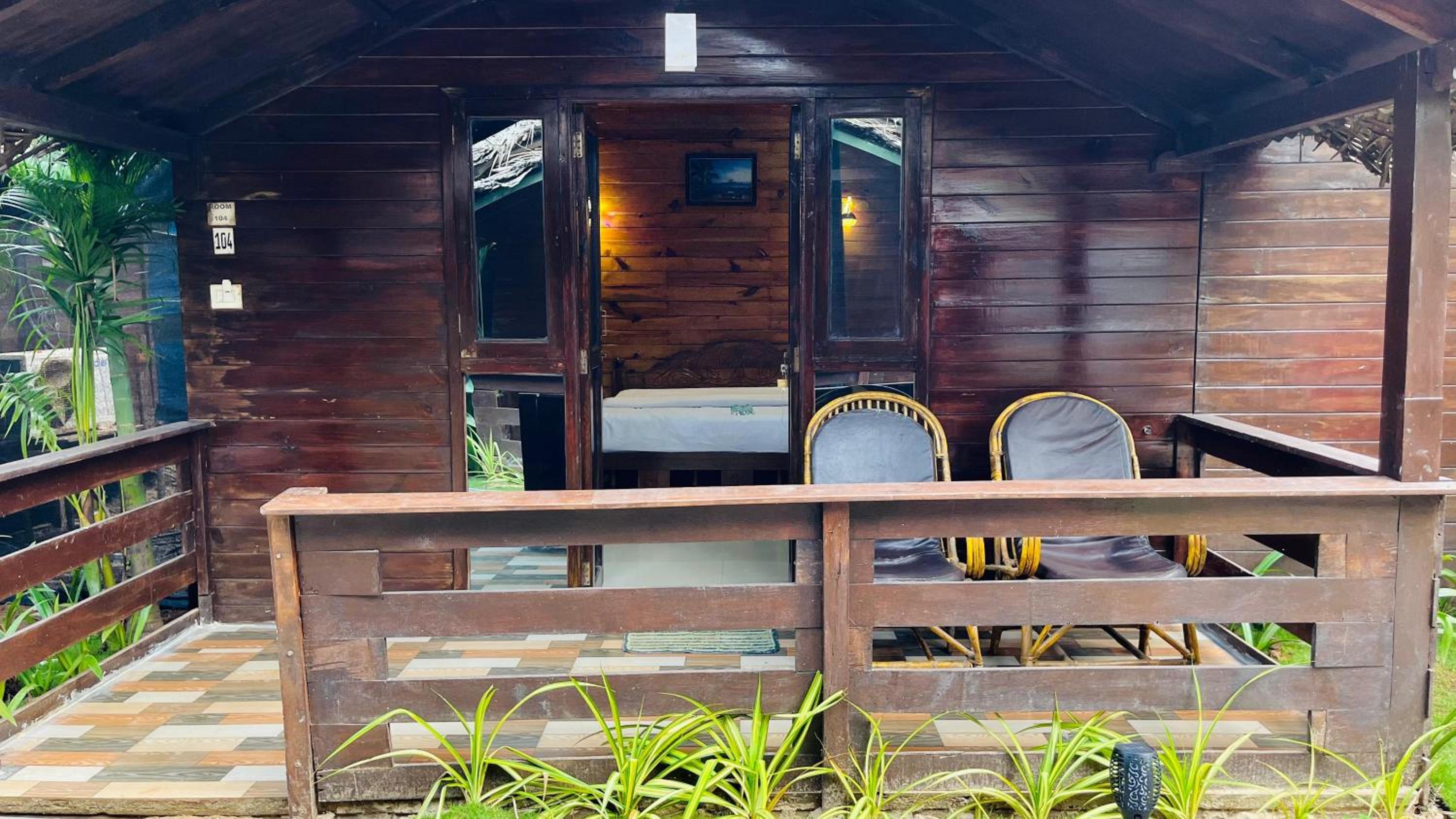 Deluxe Double Room with Balcony - Photo 7