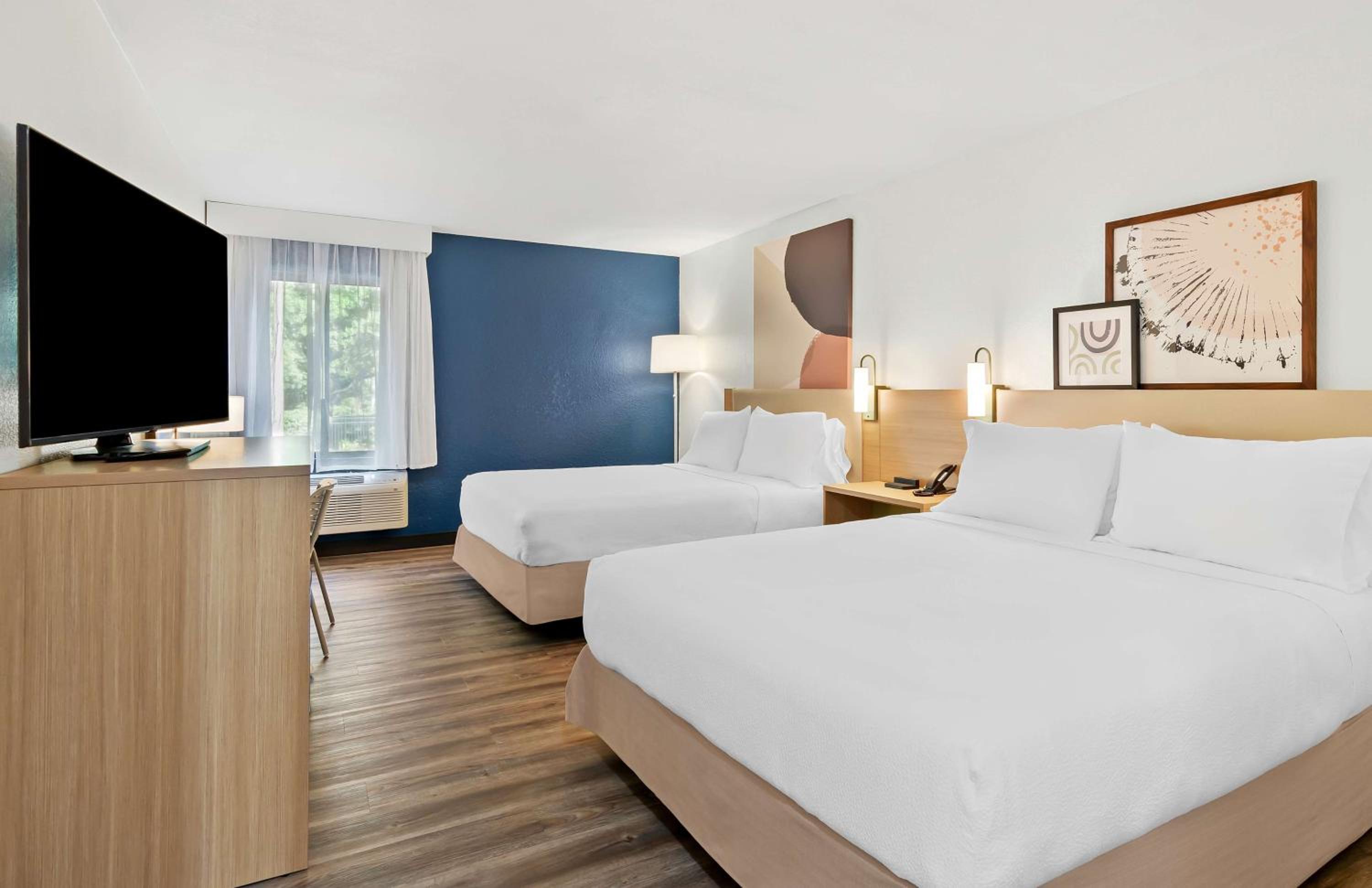 Queen Room with Two Queen Beds - Photo 7