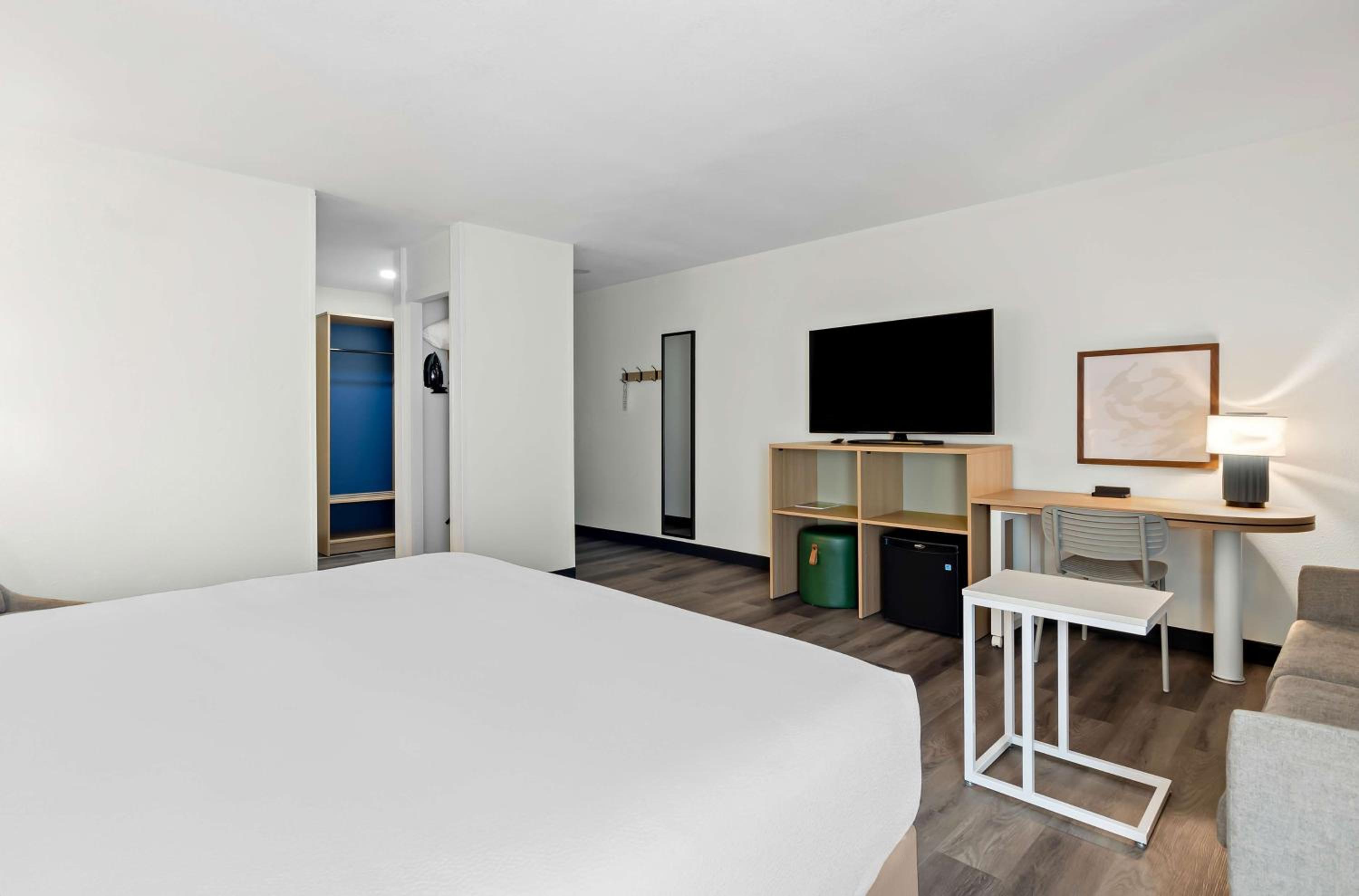 King Room with Sofa Bed - Non-Smoking - Photo 5