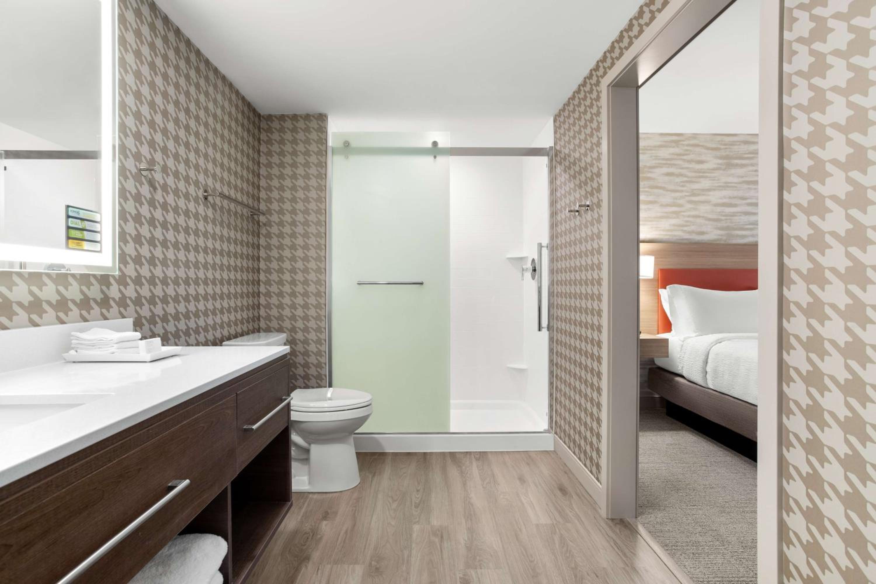 One-Bedroom King Suite - Photo 4