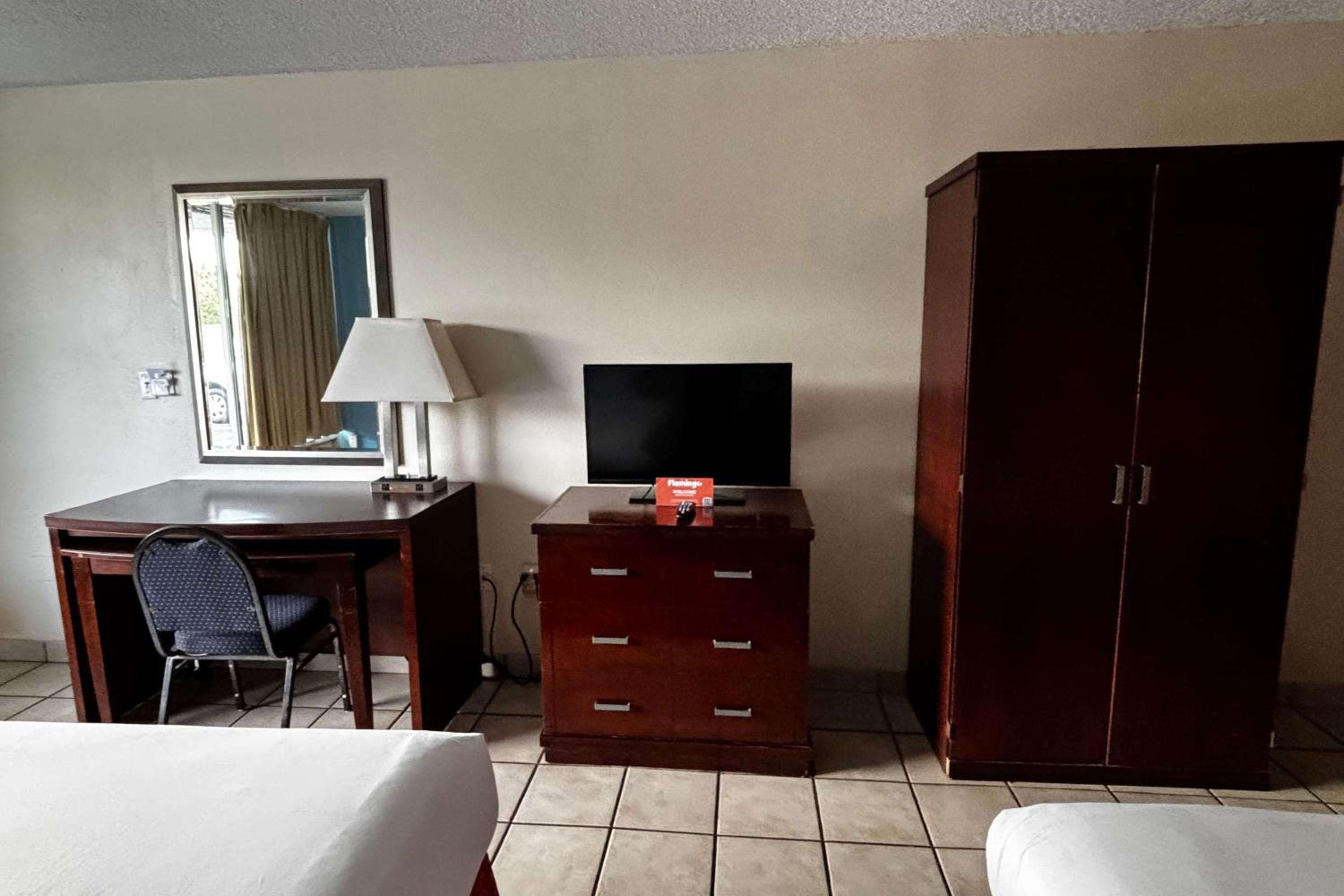 Queen Room with Two Queen Beds - Non-Smoking - Photo 5