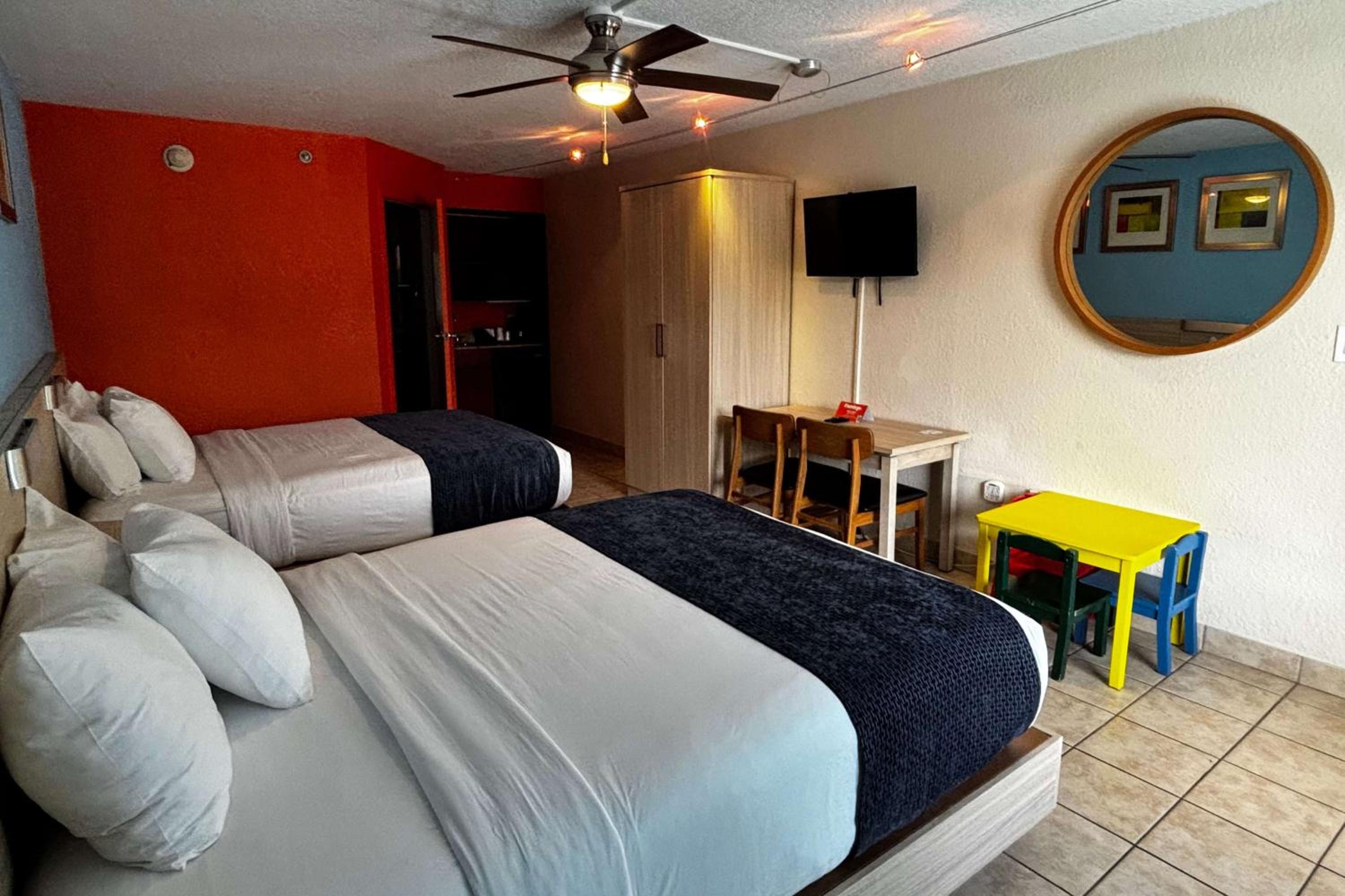 Queen Room with Two Queen Beds - Non-Smoking - Photo 6