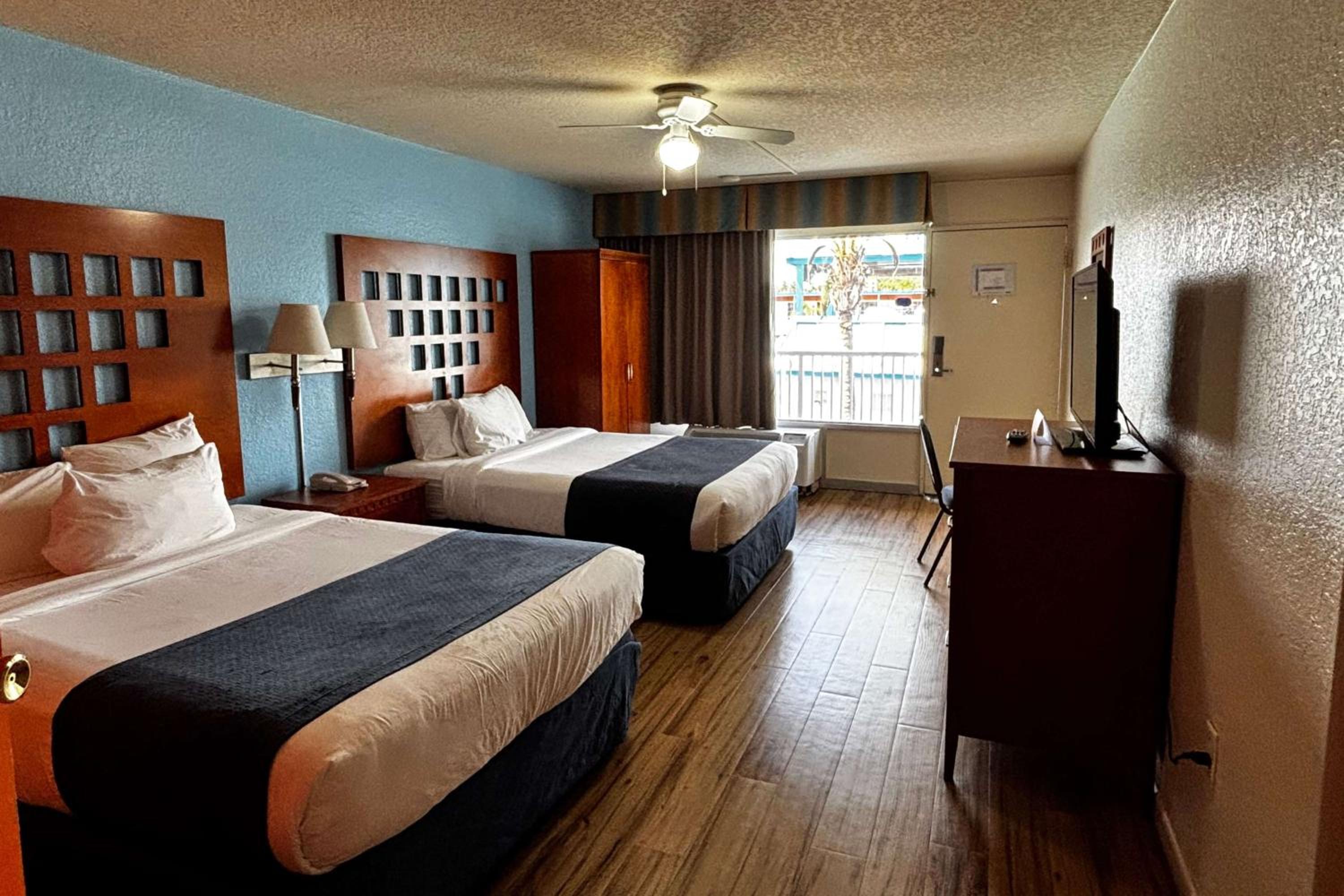 Queen Room with Two Queen Beds - Water Park View - Non-Smoking - Photo 4