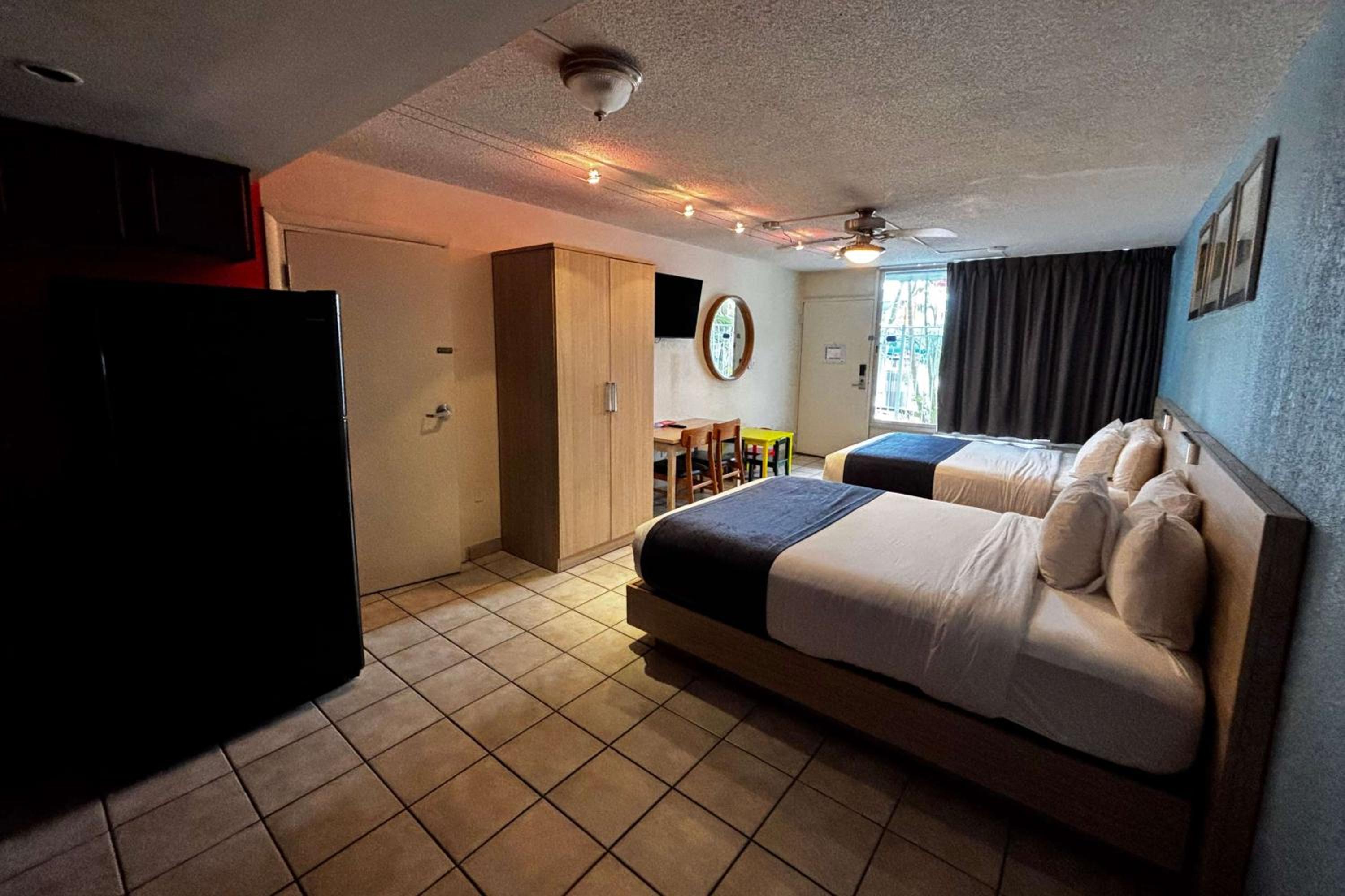 Deluxe Queen Room with Two Queen Beds - Non-Smoking - Photo 3