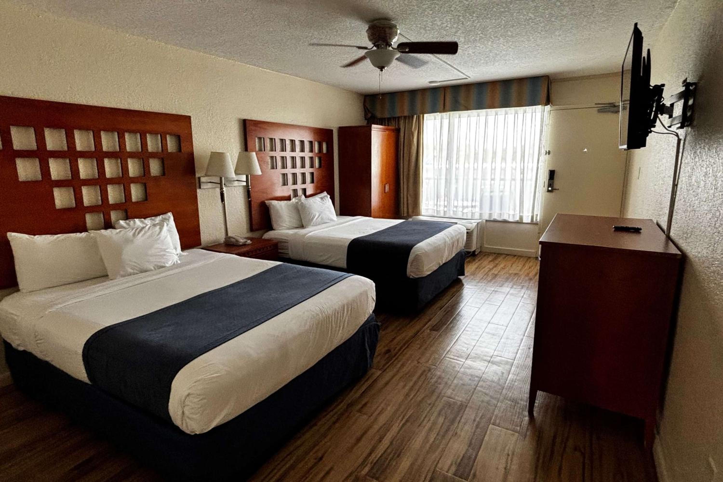 Queen Suite with Two Queen Beds and Twin Bunk Bed - Non-Smoking - Photo 1