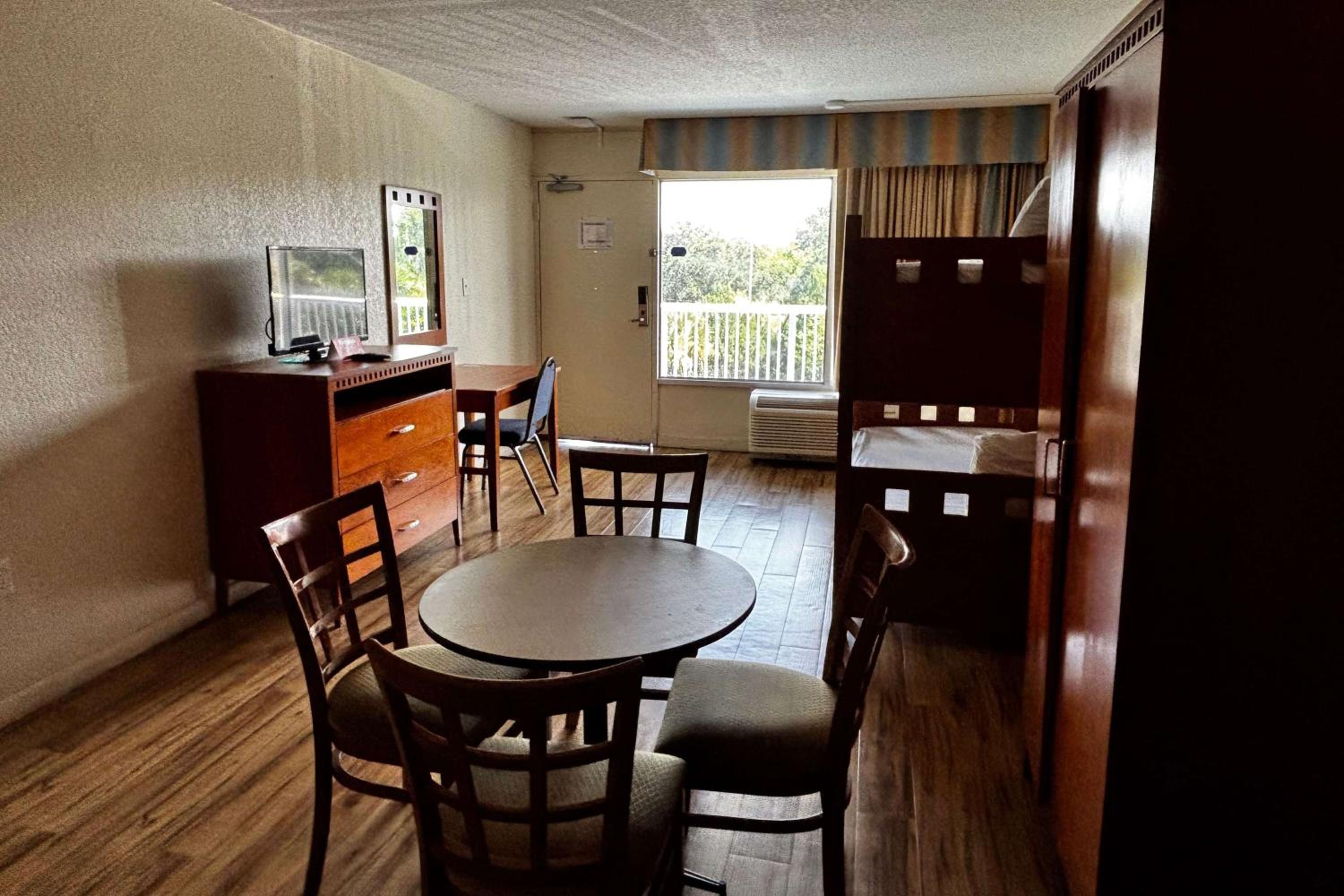 Queen Suite with Two Queen Beds and Twin Bunk Bed - Non-Smoking - Photo 3