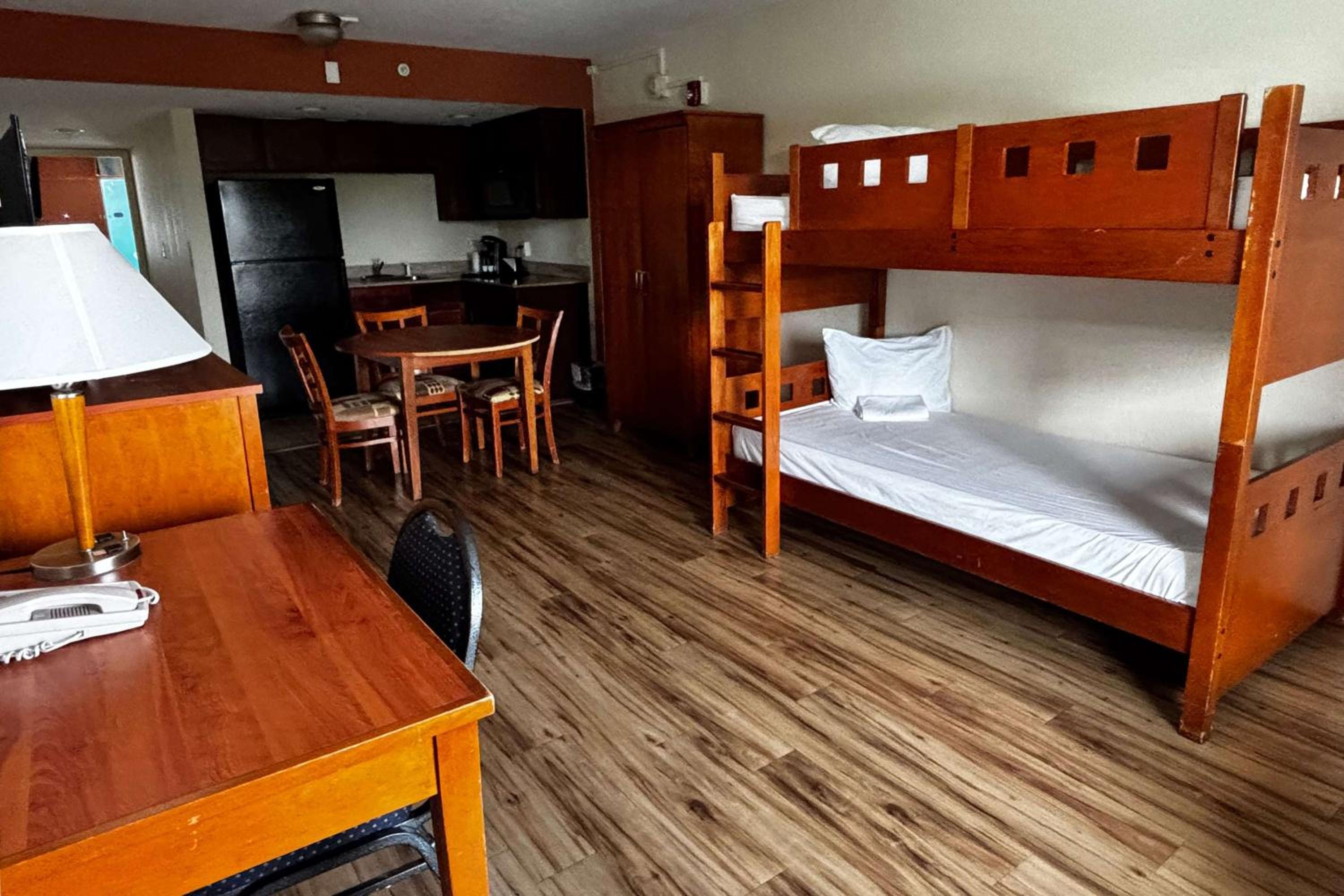 Queen Suite with Two Queen Beds and Twin Bunk Bed - Non-Smoking - Photo 4