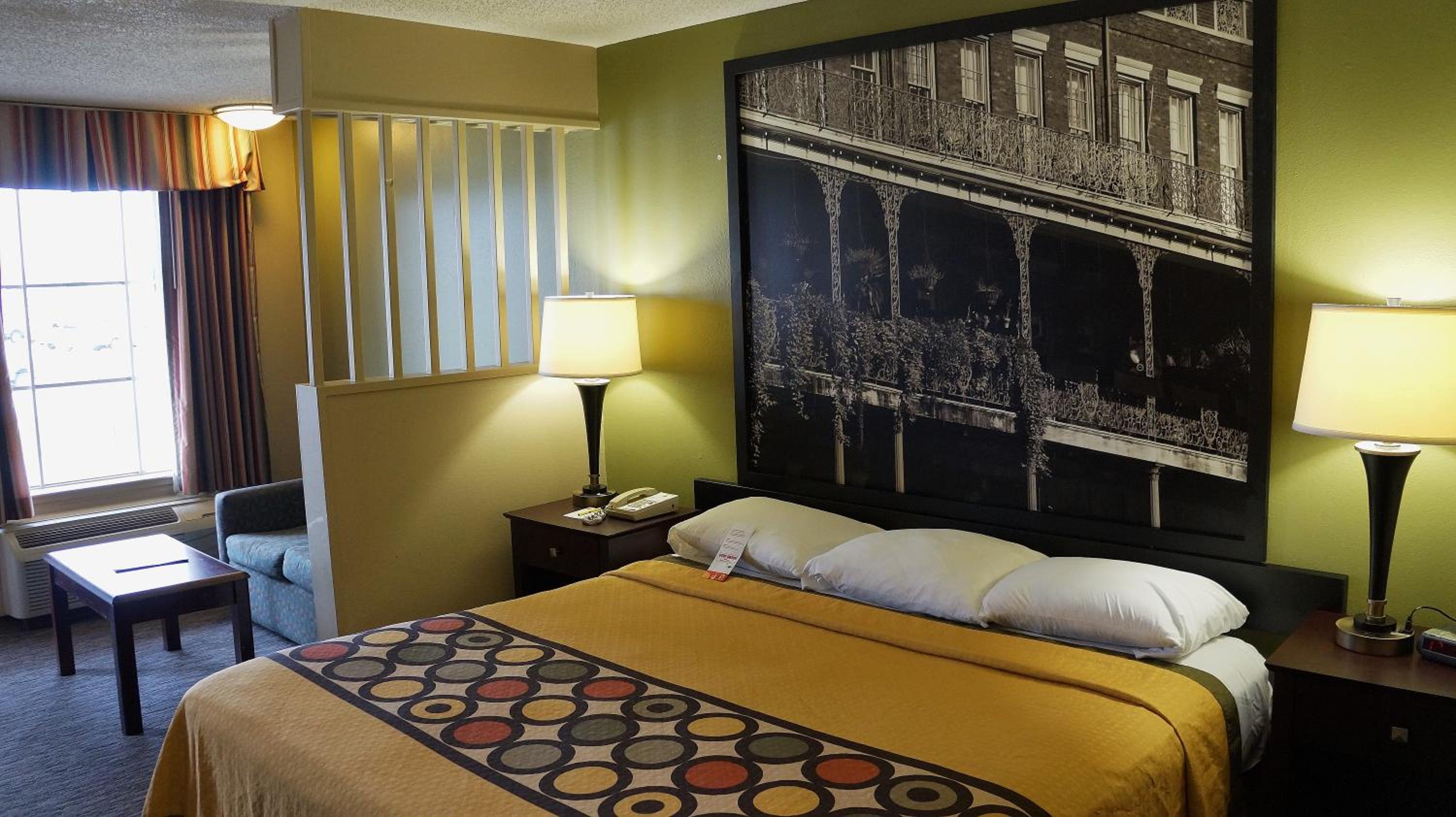 King Suite - Non-Smoking photo 2