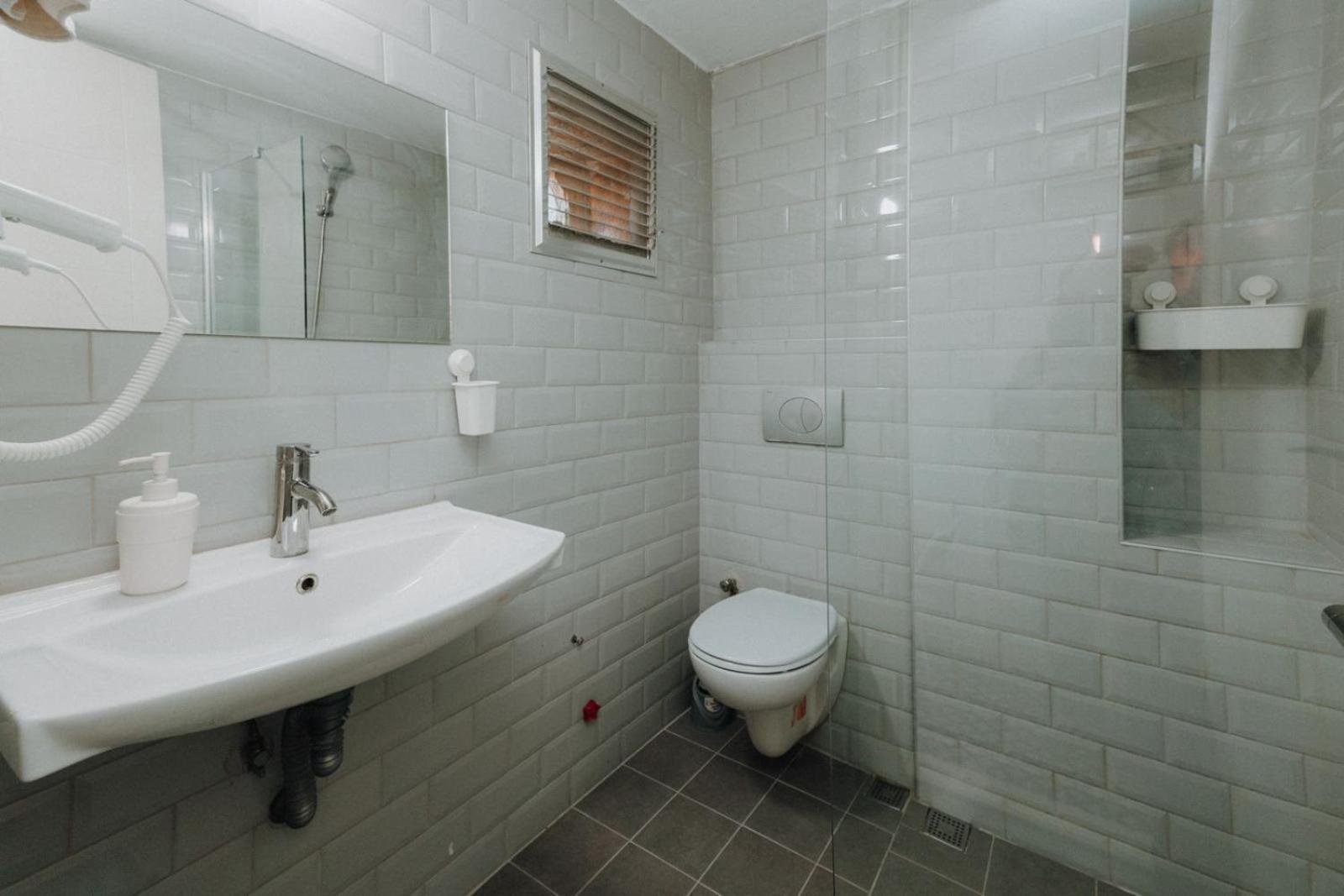 Double Room - Photo 8