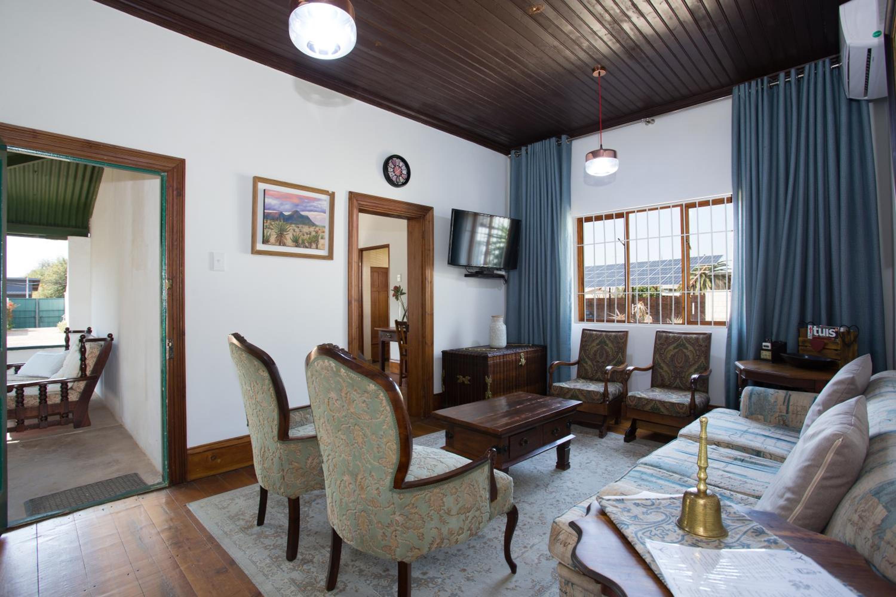 Luxury Apartment - Photo 2