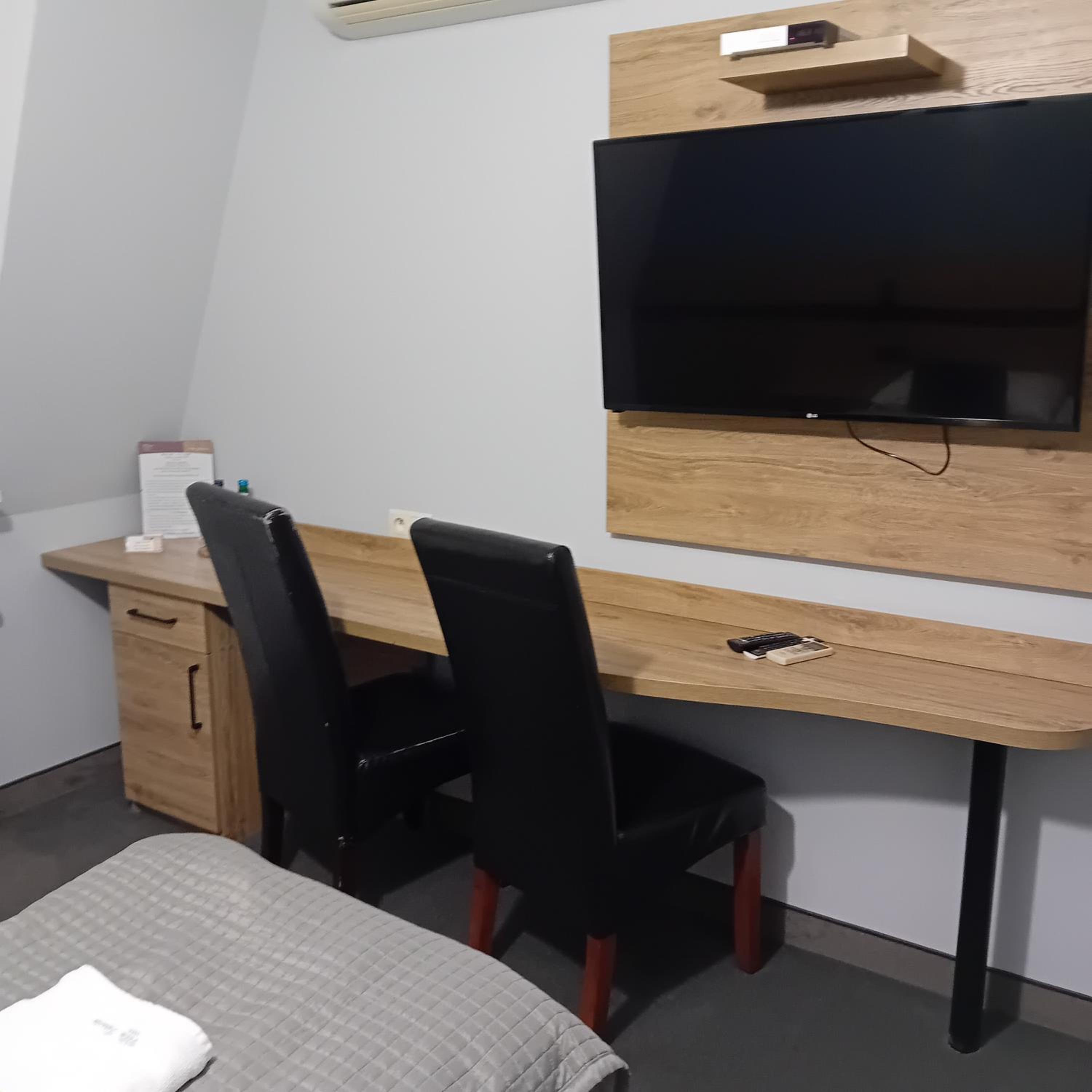 Double or Twin Room - Photo 4